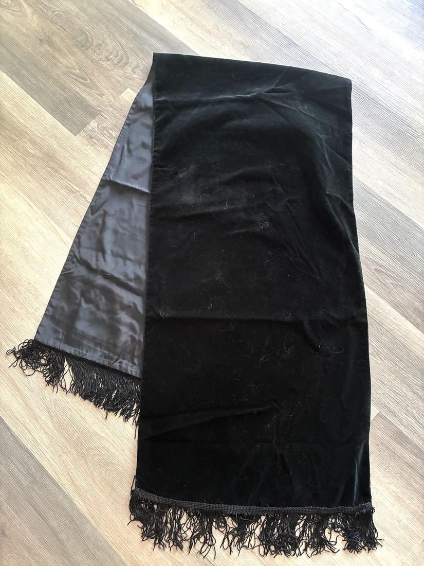 Vintage 1960s Black Velvet Shawl Wrap w Fringe OS: Item details Vintage from the 1960s Materials: Velvet Black velvet, cotton blend Lined, acetate maybe Fringe Elegant and versatile Wraps or can be belted Measurements: 18.5 x 75" Label: none,
