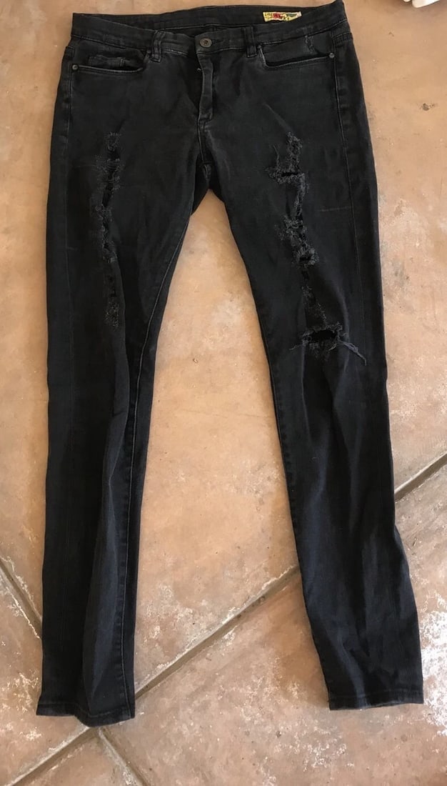 Blank Jeans Size 31 Black Wash And Boyfriend Style: Title: Blank Jeans Size 31 Black Wash And Boyfriend Style Description: Blank Jeans Size 31 Dark Wash Boyfriend Cut · Wonderful pair of jeans that is a necessity in your collection. · The