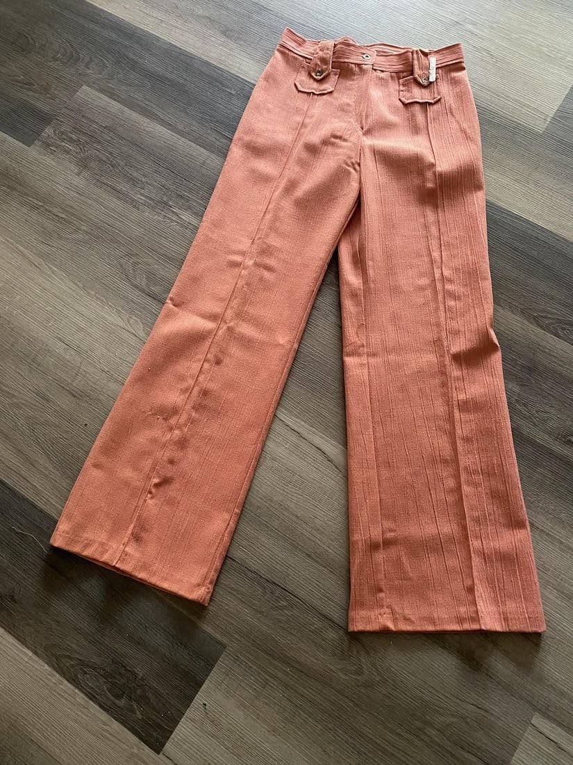 Vintage 1970s Peach Bell Bottom Pants Waist 30" Inseam 32.5": Item details Vintage from the 1970s Size: L US women's letter Materials: Cotton, polyester Peach (approx. Pantone 7413) Thick cotton/poly blend gauze High waist Tiny pockets attached to belt loop,