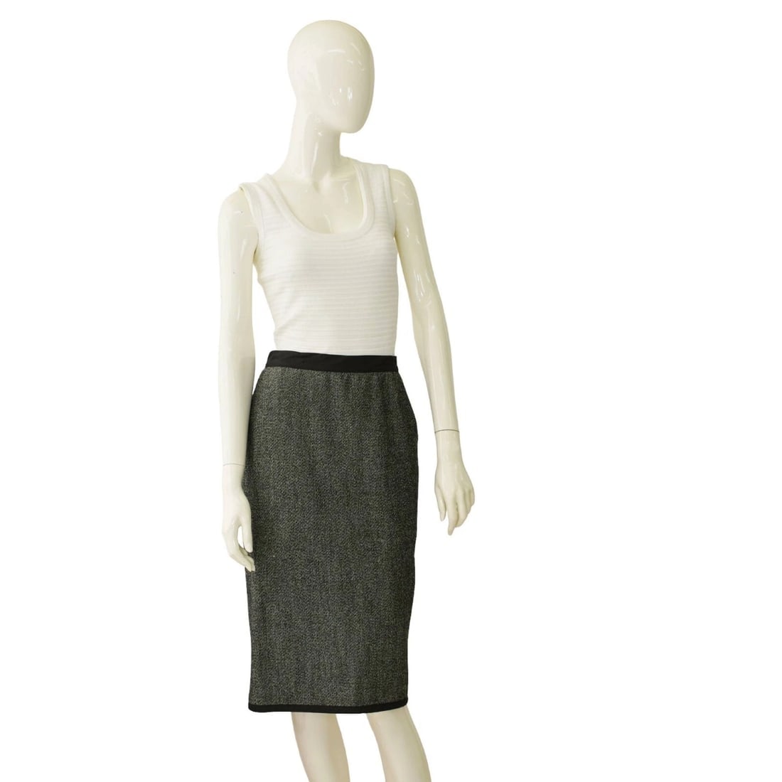 Narciso Rodriguez Black & White Classy Knee Length Court Skirt size 40: Title:Narciso Rodriguez Black & White Classy Knee Length Court Skirt size 40 Description:Chanel 97A Dark Blue slight A line Knee Length skirt with CC Button size 36 Narciso Rodriguez Black & White