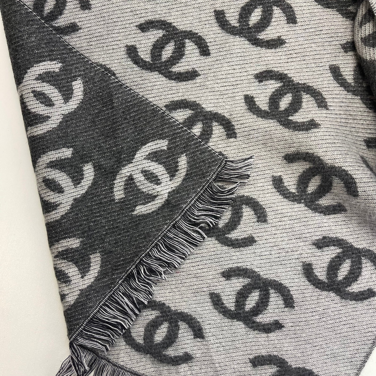 Chanel Grey Printed 65% Cashmere 35% Silk Scarf - 5