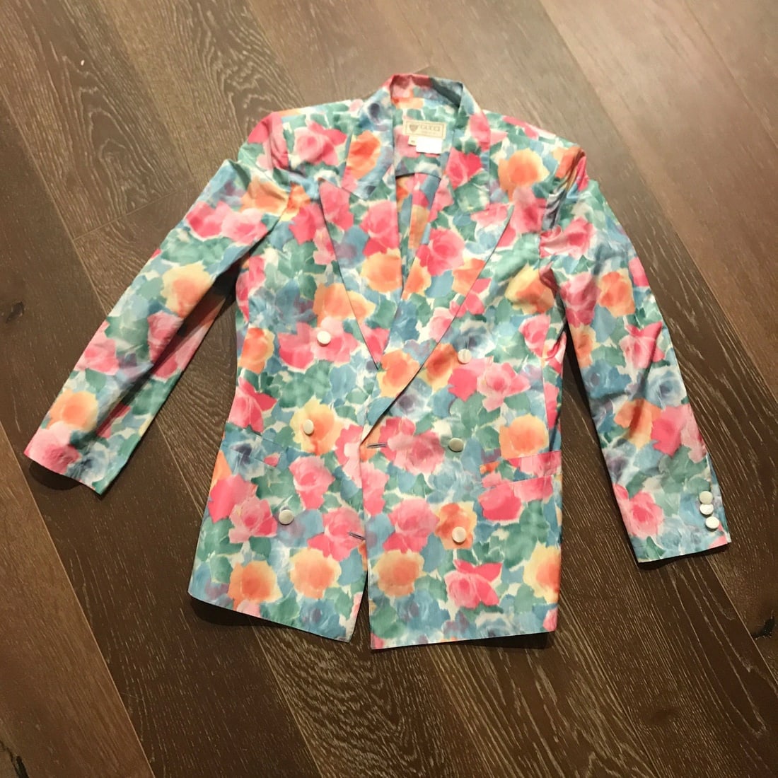 Vintage Gucci Italian Pink Green Blue Orange Floral Print Blazer Jacket Size 40: Title: Vintage Gucci Italian Pink Green Blue Orange Floral Print Blazer Jacket Size 40 Description: American EstateFine Jewelry, Arts & Antiques Purveyors and Purchasers of Antique and Estate Pieces