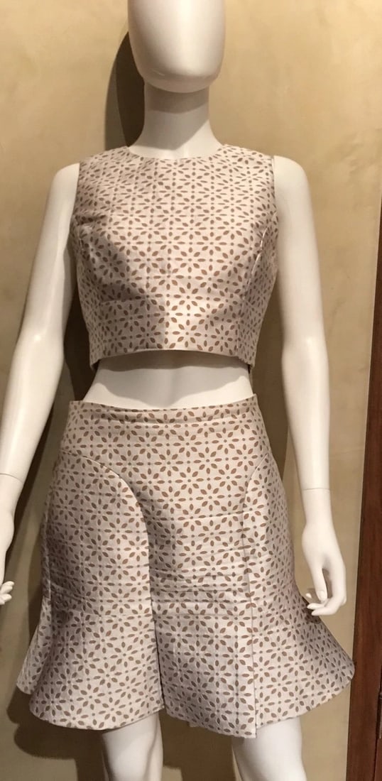 Michael Kors Blouse & Skirt Size 4 & 8 Silk Material Beige & White: Title: Michael Kors Blouse & Skirt Size 4 & 8 Silk Material Beige & White Description: The waist measurement of skirt is 28”. From top to bottom of the skirt is 18”. From top to bottom of