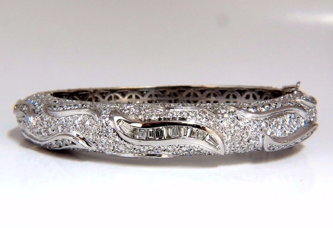 14.02ct natural diamonds eternity encrusted bangle bracelet 18kt Glam**: Title: 14.02ct natural diamonds eternity encrusted bangle bracelet 18kt Glam** Description: MAGNIFICENT JEWELS 14.02ct. Natural Round, brilliant Diamonds bangle bracelet. Diamonds bead set set by hand