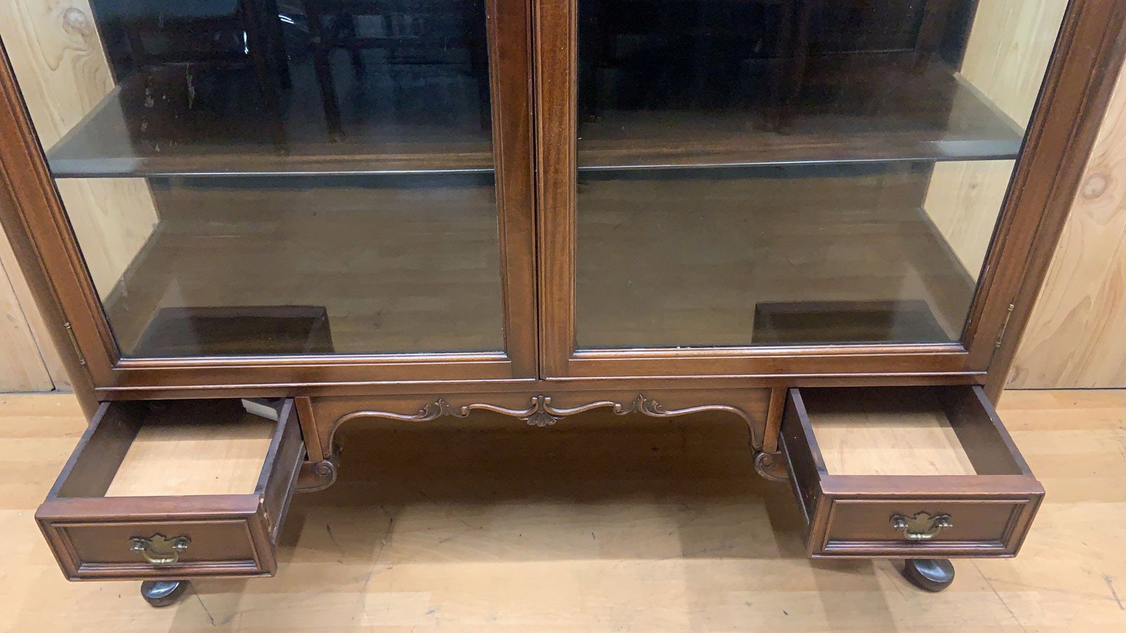 Antique Queen Anne Style Mahogany Glass Panel Bookcase/Display Cabinet - 6