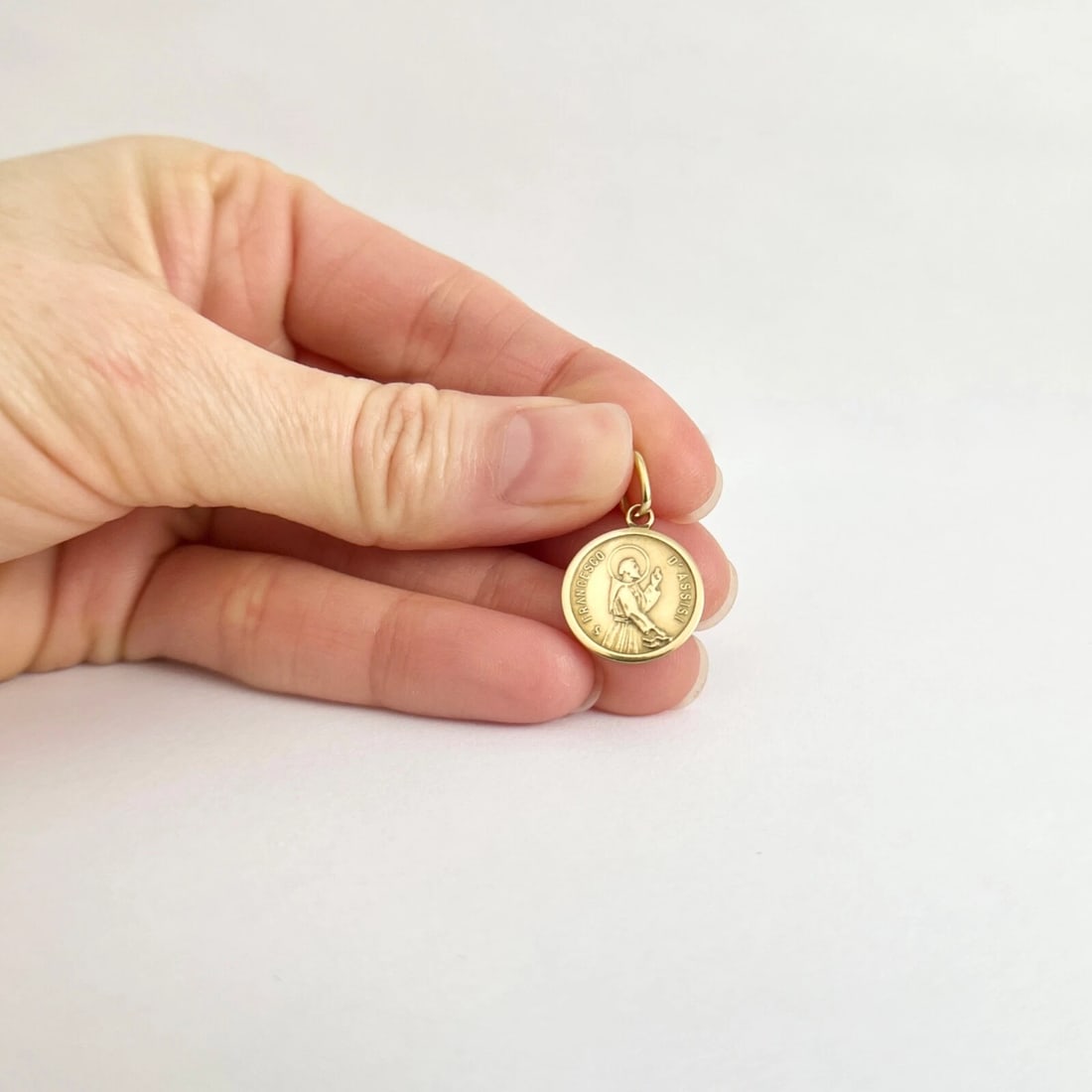 Saint Francesco D'Assisi Religious Disc Pendant Charm 18K Yellow Gold, 2.07 Gram - 2