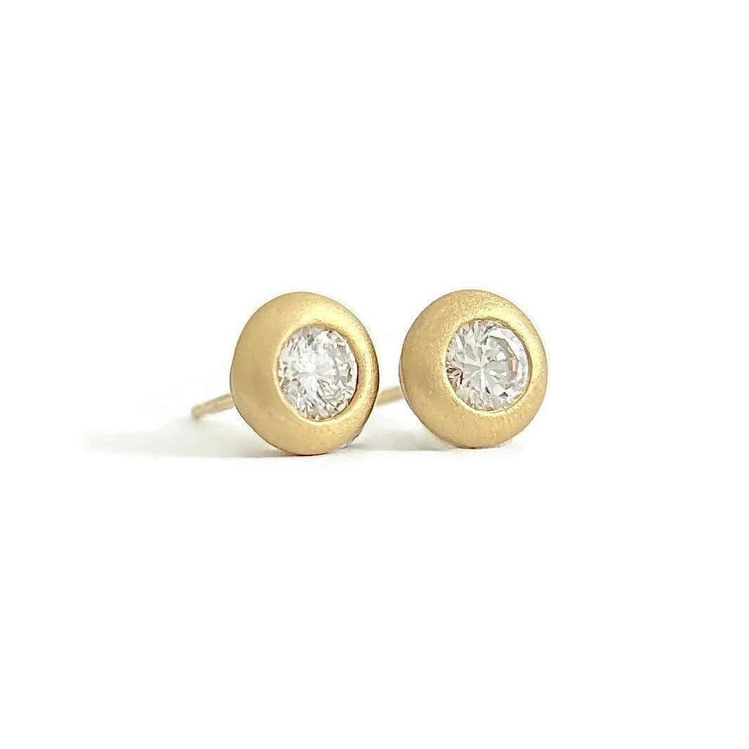 Round Thick Satin Bezel Diamond Stud Earrings 14K Yellow Gold .42 CTW: Round Thick Satin Bezel Diamond Stud Earrings 14K Yellow Gold .42 CTW Diamonds: 2 round brilliant cuts, .42 ctw, F-G, SI1-SI2 Metal: 14K yellow gold (with satin finish) Weight: 1.80 grams Stamped: NA