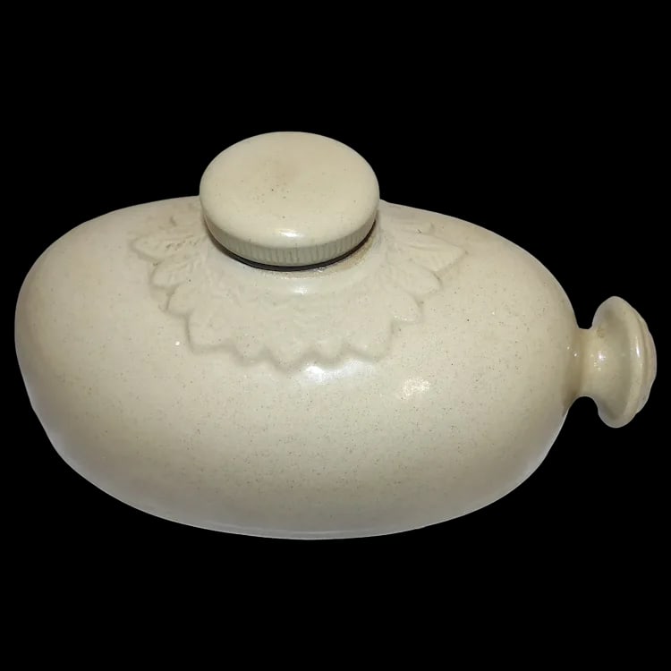 Antique Bourne Denby England Stoneware Foot Warmer Bottle 1.5 pt. #837182/838283: This Antique Bourne Denby England Stoneware Foot Warmer Bottle 1.5 pt. No.837182/838283 is in excellent condition. NO chips, cracks, flea bites etc. It has the original rubber seal in good condition.