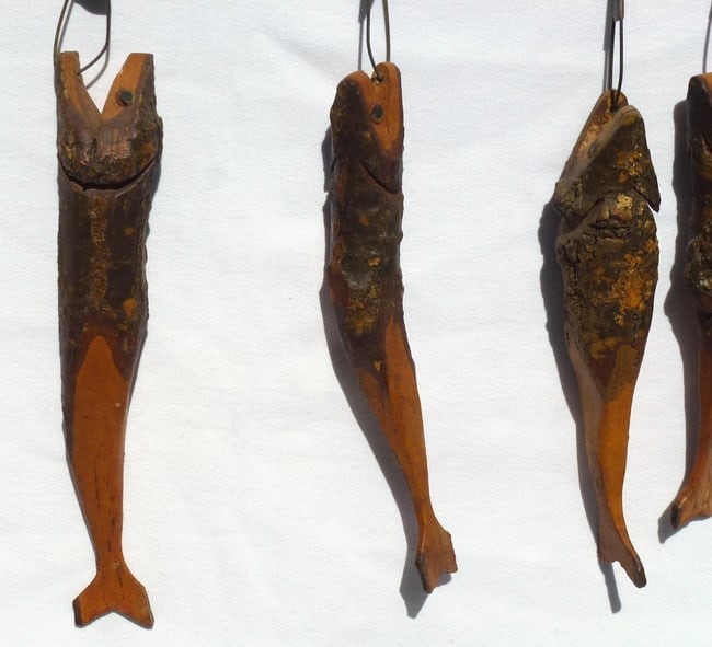 A very folky rustic stringer of five hand carved fish. - 3