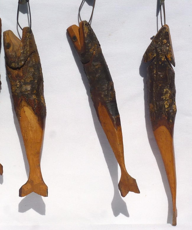A very folky rustic stringer of five hand carved fish. - 7