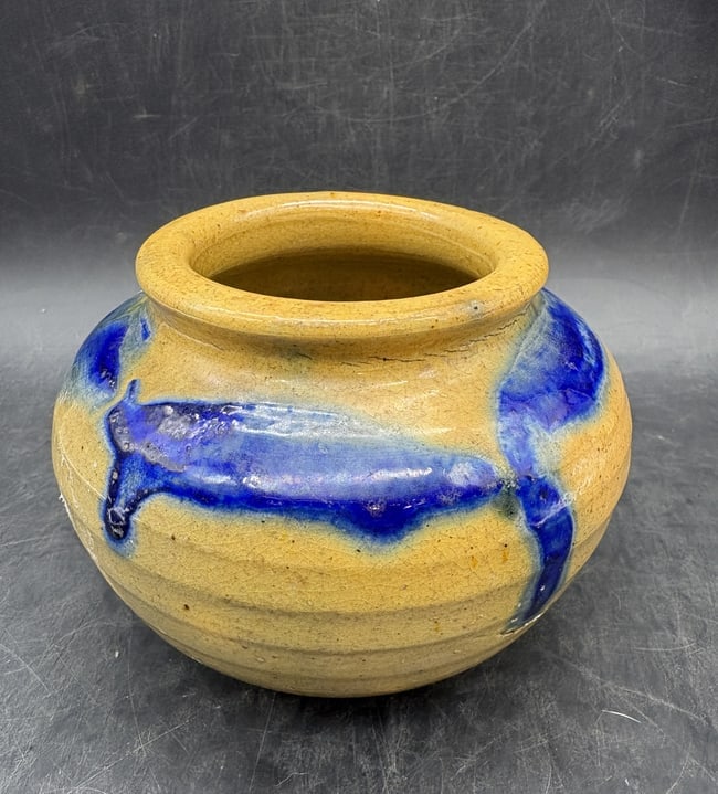 Vintage Belknap Hardware Manufacturing Co. Stoneware Pottery Vase: Date/Period: unknown Dimension: Approx. 4" x 4.5" 1 pound 2 ounces Material: pottery Additional Information: Belknap Hardware Manufacturing Co. Louisville, Ky lovely pottery vase Shipping: Domestic: