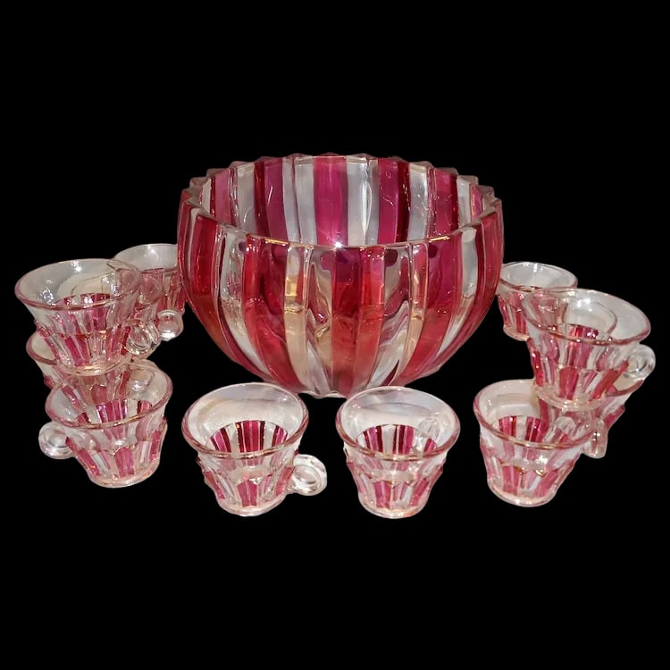 Rare 1940s Punch Bowl 1005 Ruby Flash by INDIANA GLASS: Rare 1940s Punch Bowl 1005 Ruby Flash by INDIANA GLASS measures the following: Width: 9 5/8 in Height: 6 in. The Punch cups Height: 2 3/8 in Width: 2 7/8 in, all are crafted In United States by