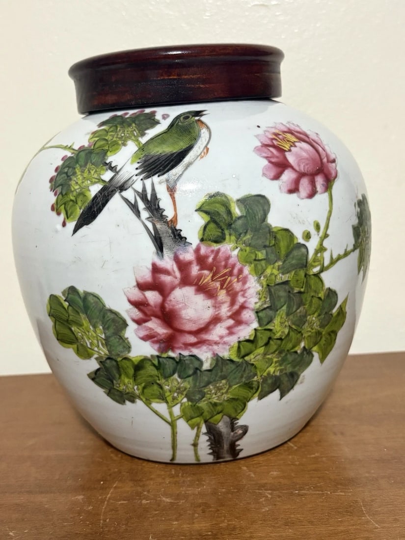 Early 20th Century Chinese Porcelain Ginger Jar: It measures 8 5/8" high x 7 1/4" and is marked. It dates around 1900. It has no chips, cracks or repairs Shipping: Domestic: Flat-rate of $15.00 to anywhere within the contiguous U.S. International: