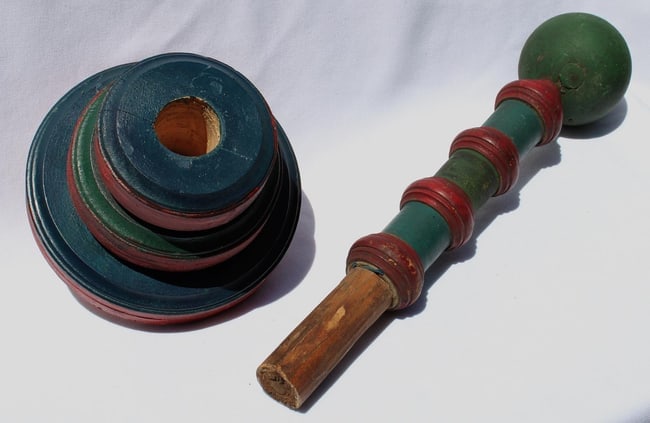 A painted unusual folky wood ring toss game - 9