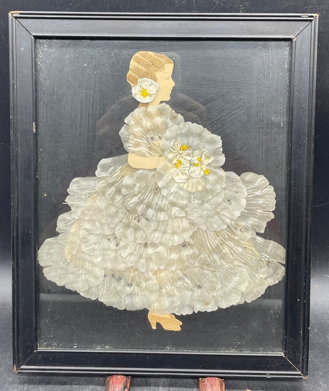 1920'S RIBBON ART PAPER DOLL VICTORIAN GIRL DRESSED BOUQUET FRAMED: Date/Period: approx 1920-30's Dimension: Approx. 11.25 x 9.25 Material: MIXED MATERIAL Additional Information: 1920'S RIBBON ART PAPER DOLL VICTORIAN GIRL DRESSED BOUQUET FRAMED Shipping: Domestic: