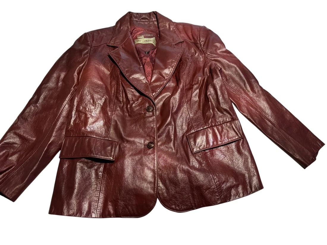 Vintage Burgundy/Brown Montgomery Ward The Tannery Leather Jacket: This vintage Montgomery Ward leather jacket from the 1970s is a classic and stylish piece for women in size L/XL. The burgundy/brown color adds a touch of sophistication to any outfit, and the