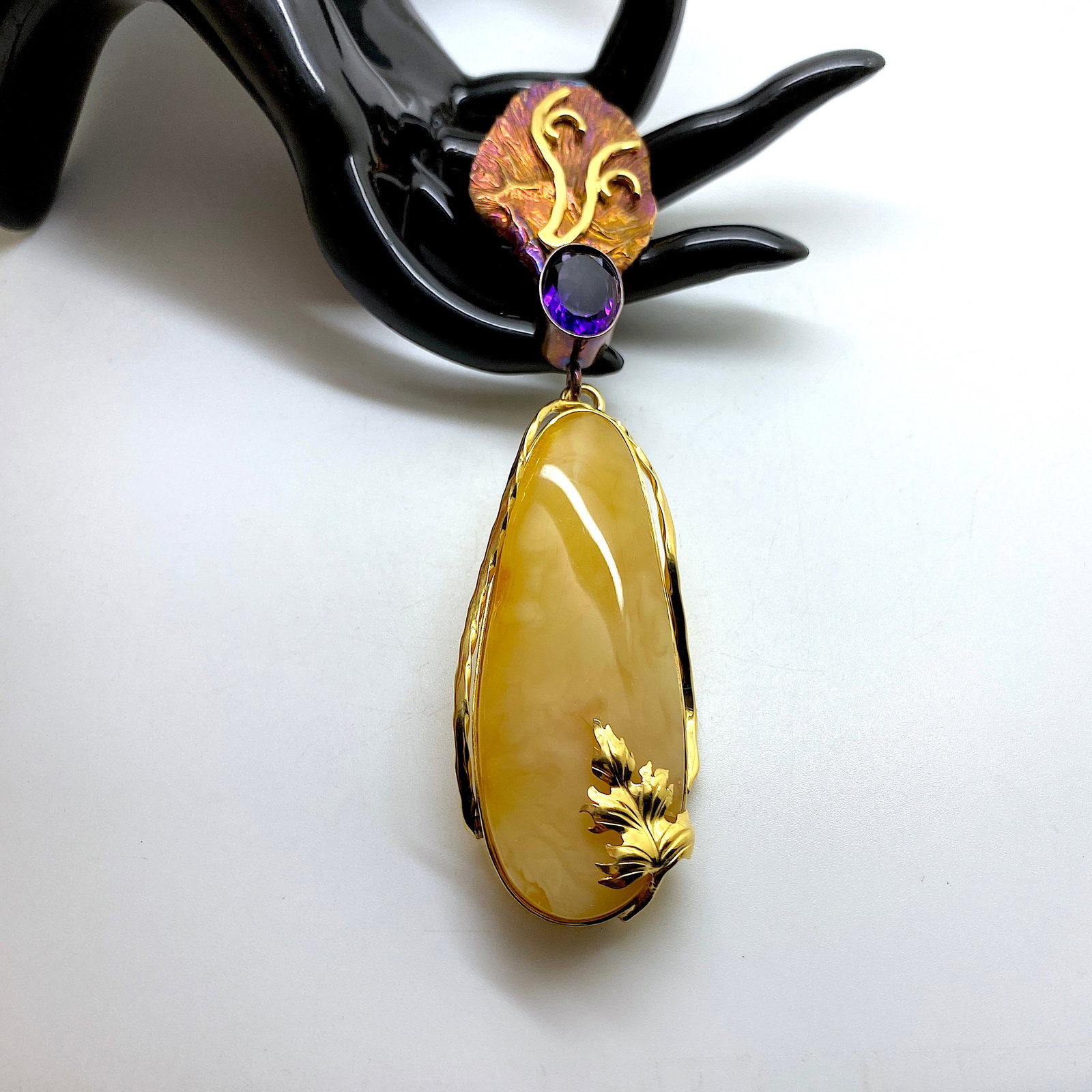 Impressive Vintage Amber Pendant shaped like a Drop - 2