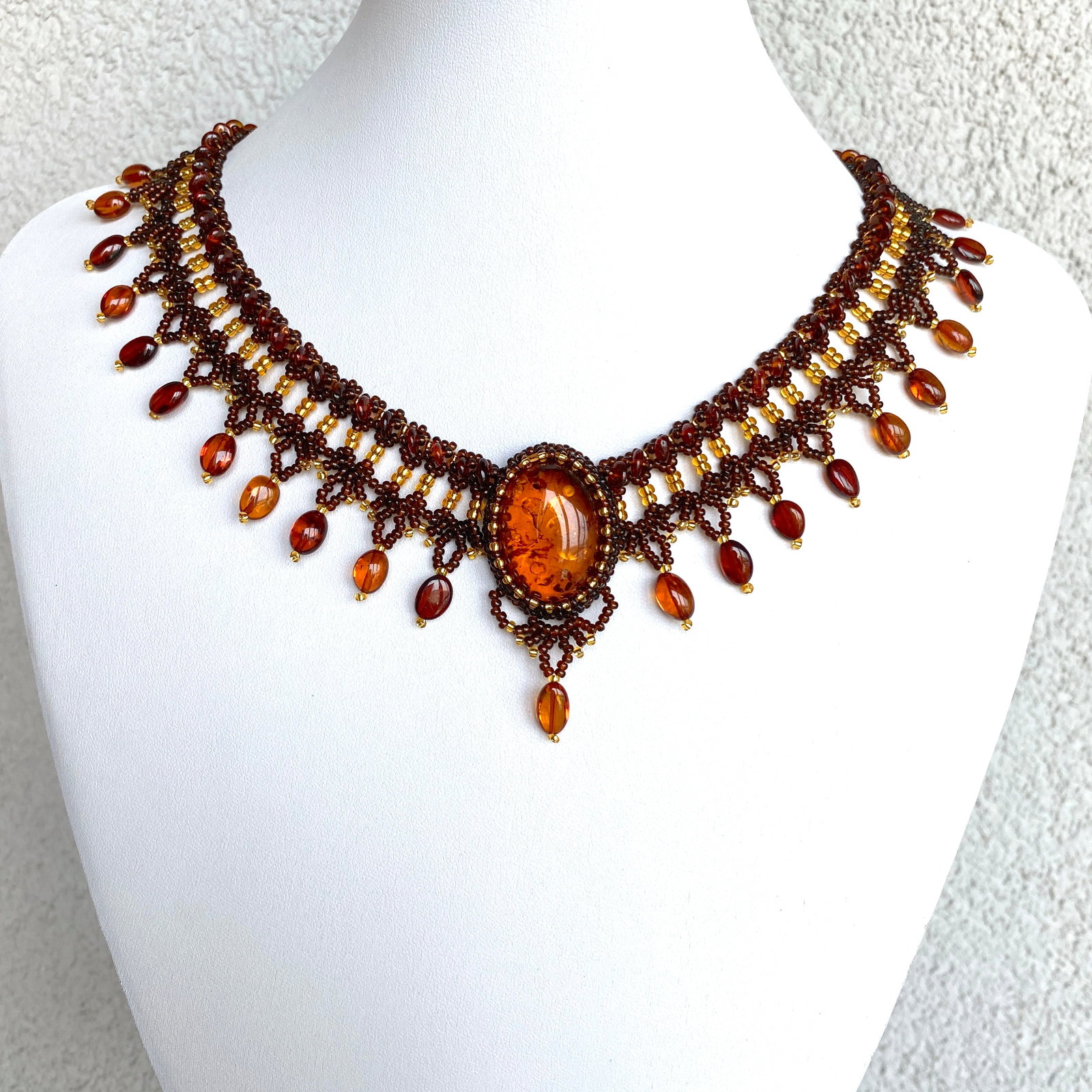 Outstanding Unique Vintage Amber Floral Necklace made from leaf like bead ornaments: Title: Outstanding Unique Vintage Amber Floral Necklace made from leaf like bead ornaments Metal: None Gemstone: Amber Weight: 37.91 g Size: Size: 400.0 x 60.0 x 11.0 mm Size: 15.748 x 2.362 x 0.433
