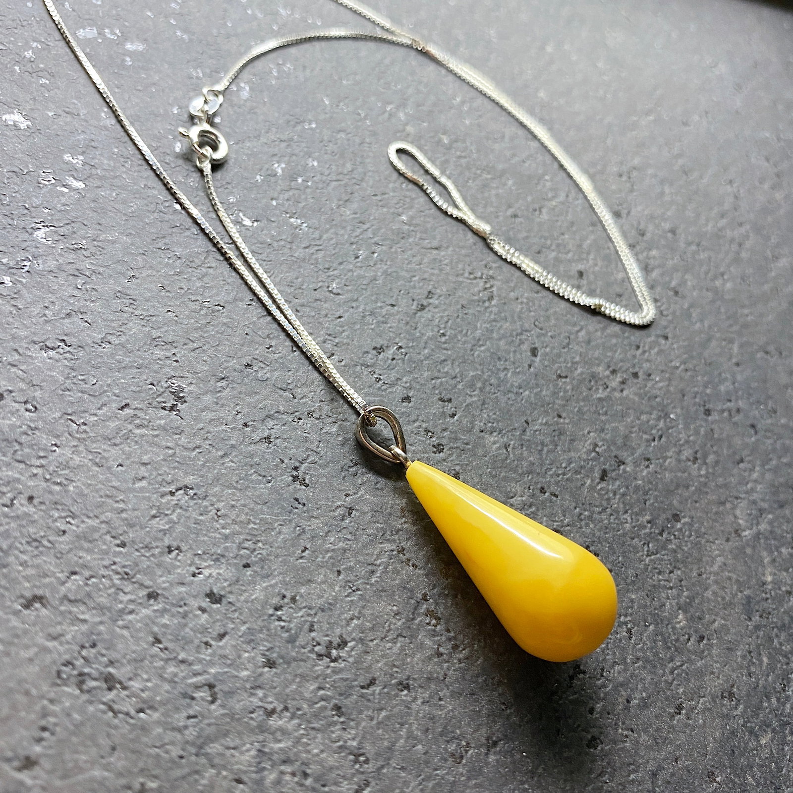 Remarkable Amber Pendant with chain, shaped like a Drop - 6