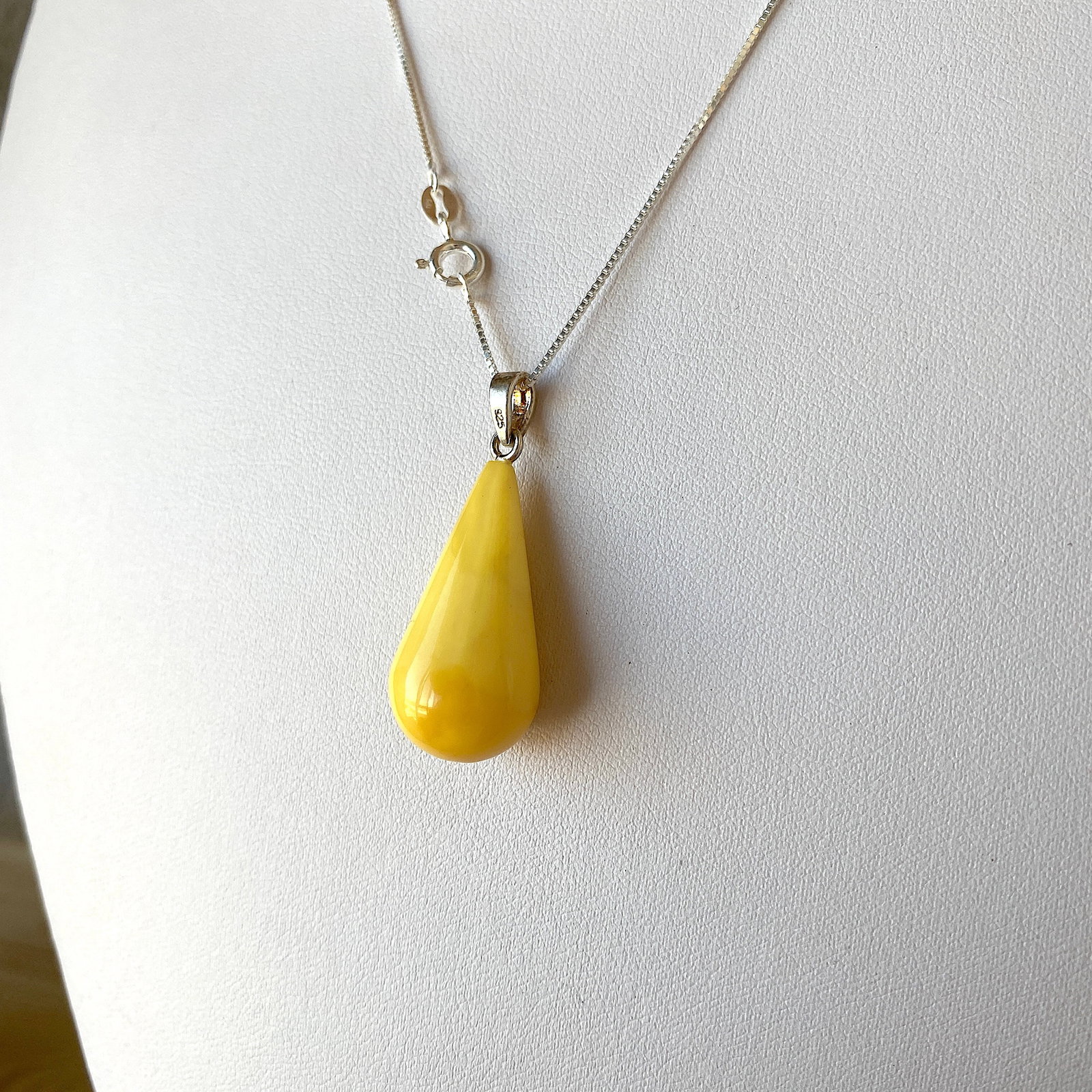 Remarkable Amber Pendant with chain, shaped like a Drop - 7