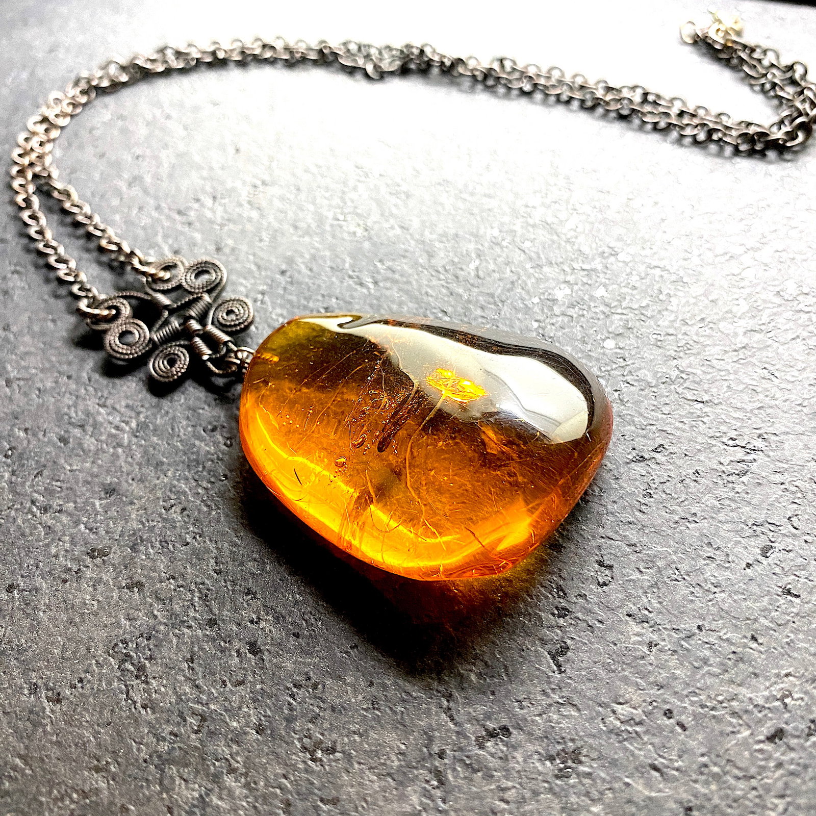Extraordinary Vintage Amber Pendant with chain, shaped like a Drop - 5