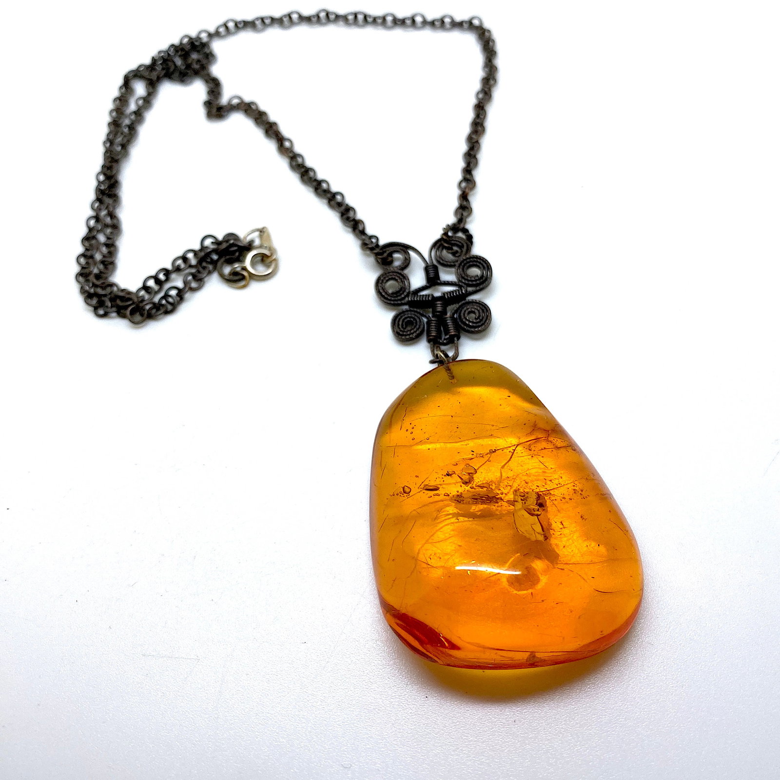 Extraordinary Vintage Amber Pendant with chain, shaped like a Drop - 6