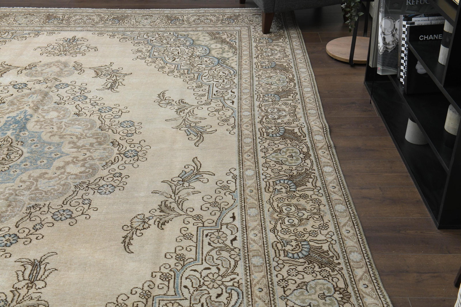 9.5x12.9 ft Oversized Rug, Vintage: Title: 9.5x12.9 ft Oversized Rug, Vintage Description: This Turkish one-of-a-kind Anatolian Vintage Rug is hand-knotted and handwoven by the most skilled artisans who use pure wool, in muted, natural 