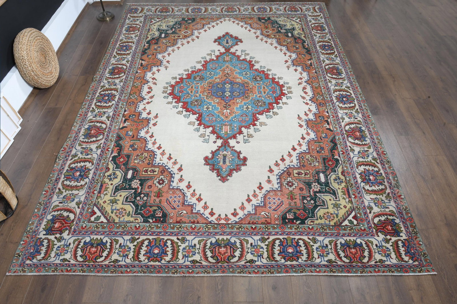 9'6x13'5 ft, OVERSIZED PERSIAN RUG, Living Room: Title: 9'6x13'5 ft, OVERSIZED PERSIAN RUG, Living Room Description: This Turkish one-of-a-kind Anatolian Vintage Rug is hand-knotted and handwoven by the most skilled artisans who use pure wool, in