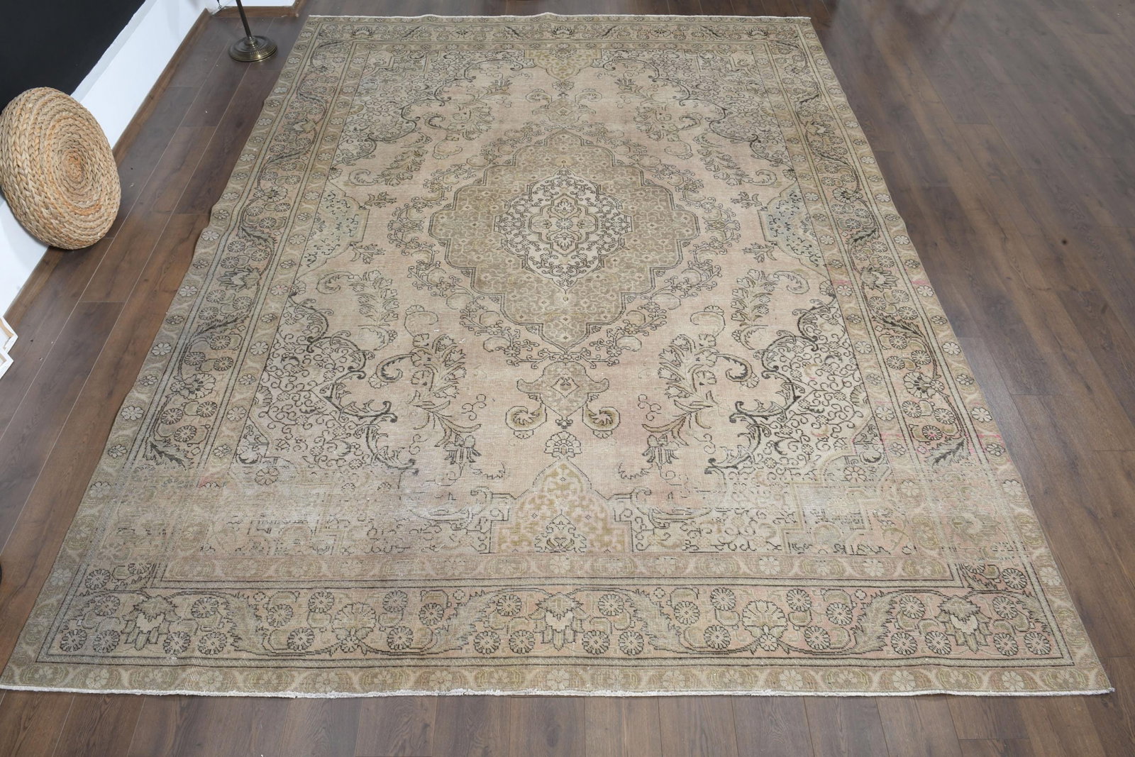 9'7x12'4 ft, OVERSIZED PERSIAN RUG, Living Room: Title: 9'7x12'4 ft, OVERSIZED PERSIAN RUG, Living Room Description: This Turkish one-of-a-kind Anatolian Vintage Rug is hand-knotted and handwoven by the most skilled artisans who use pure wool, in