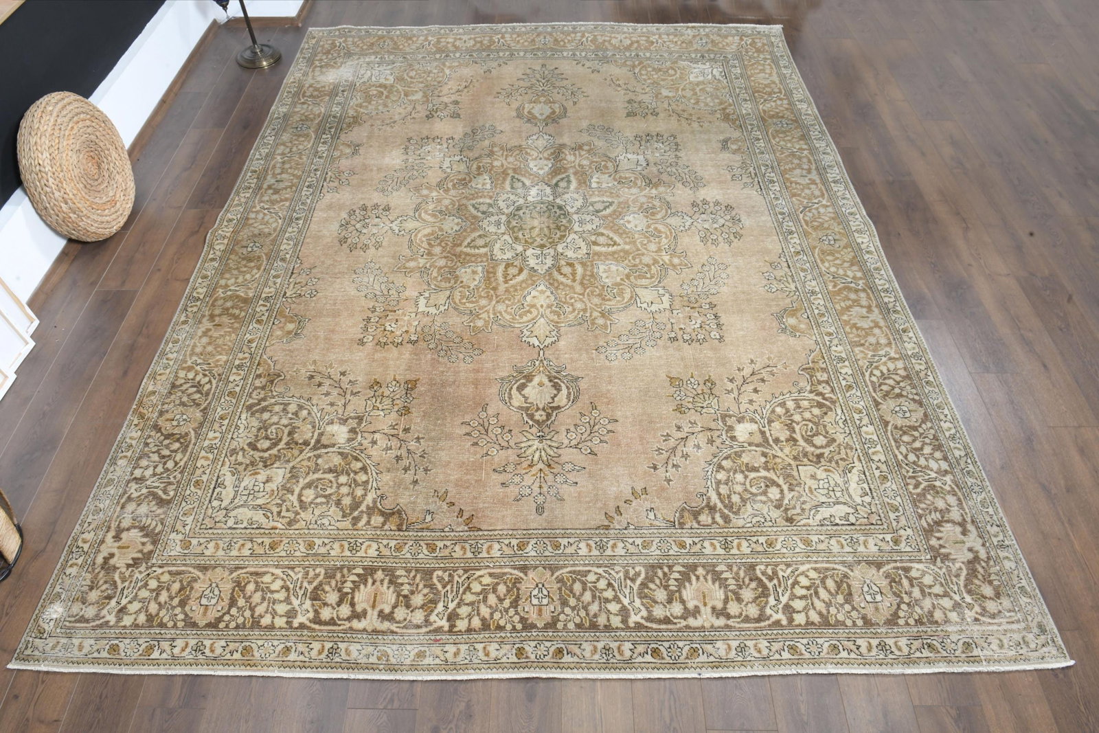 9'6x12'6 ft, OVERSIZED PERSIAN RUG, Minimalist Decor: Title: 9'6x12'6 ft, OVERSIZED PERSIAN RUG, Minimalist Decor Description: This Turkish one-of-a-kind Anatolian Vintage Rug is hand-knotted and handwoven by the most skilled artisans who use pure wool,