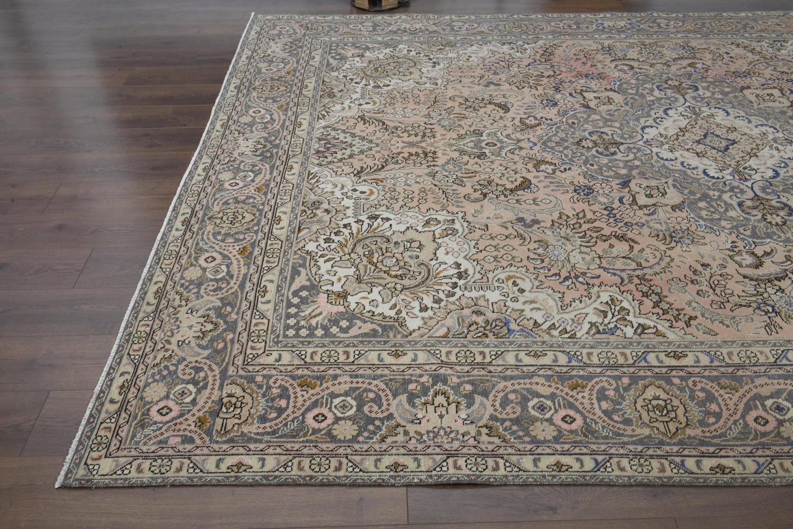 9'2x12'5 ft, HERIZ PERSIAN RUG, Minimalist Decor: Title: 9'2x12'5 ft, HERIZ PERSIAN RUG, Minimalist Decor Description: This Turkish one-of-a-kind Anatolian Vintage Rug is hand-knotted and handwoven by the most skilled artisans who use pure wool, in