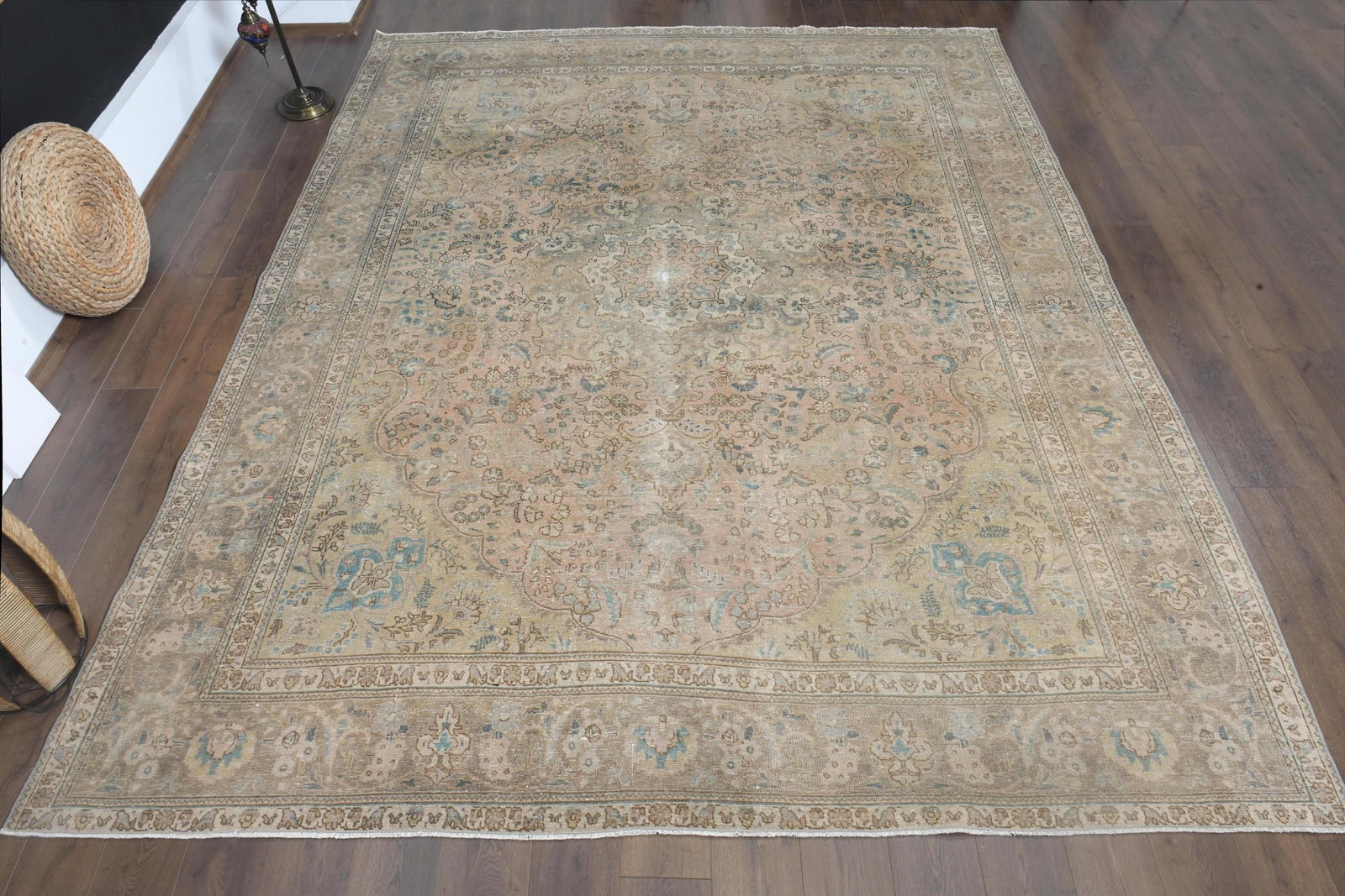 9'9x12'1 ft, OVERSIZED PERSIAN RUG, Living Room: Title: 9'9x12'1 ft, OVERSIZED PERSIAN RUG, Living Room Description: This Turkish one-of-a-kind Anatolian Vintage Rug is hand-knotted and handwoven by the most skilled artisans who use pure wool, in