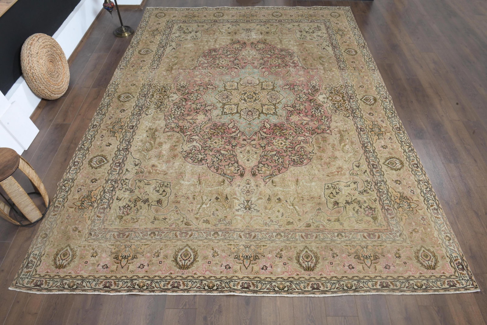 9'4x12'8 ft, OVERSIZED PERSIAN RUG, Living Room: Title: 9'4x12'8 ft, OVERSIZED PERSIAN RUG, Living Room Description: This Turkish one-of-a-kind Anatolian Vintage Rug is hand-knotted and handwoven by the most skilled artisans who use pure wool, in