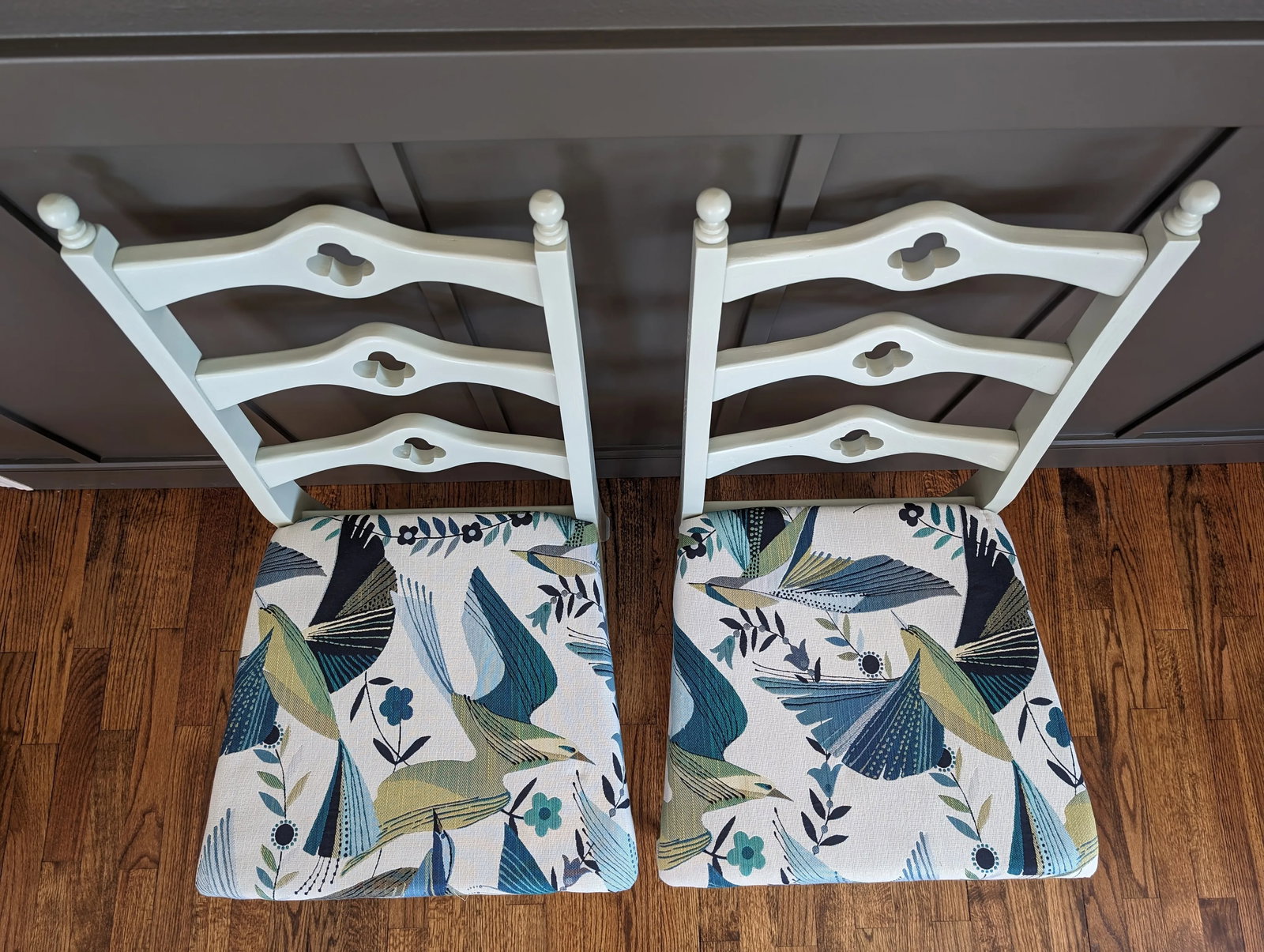 Mid 20th Century Pair of Ladderback Quatrefoil Chairs by Liberty Chair Company - 3