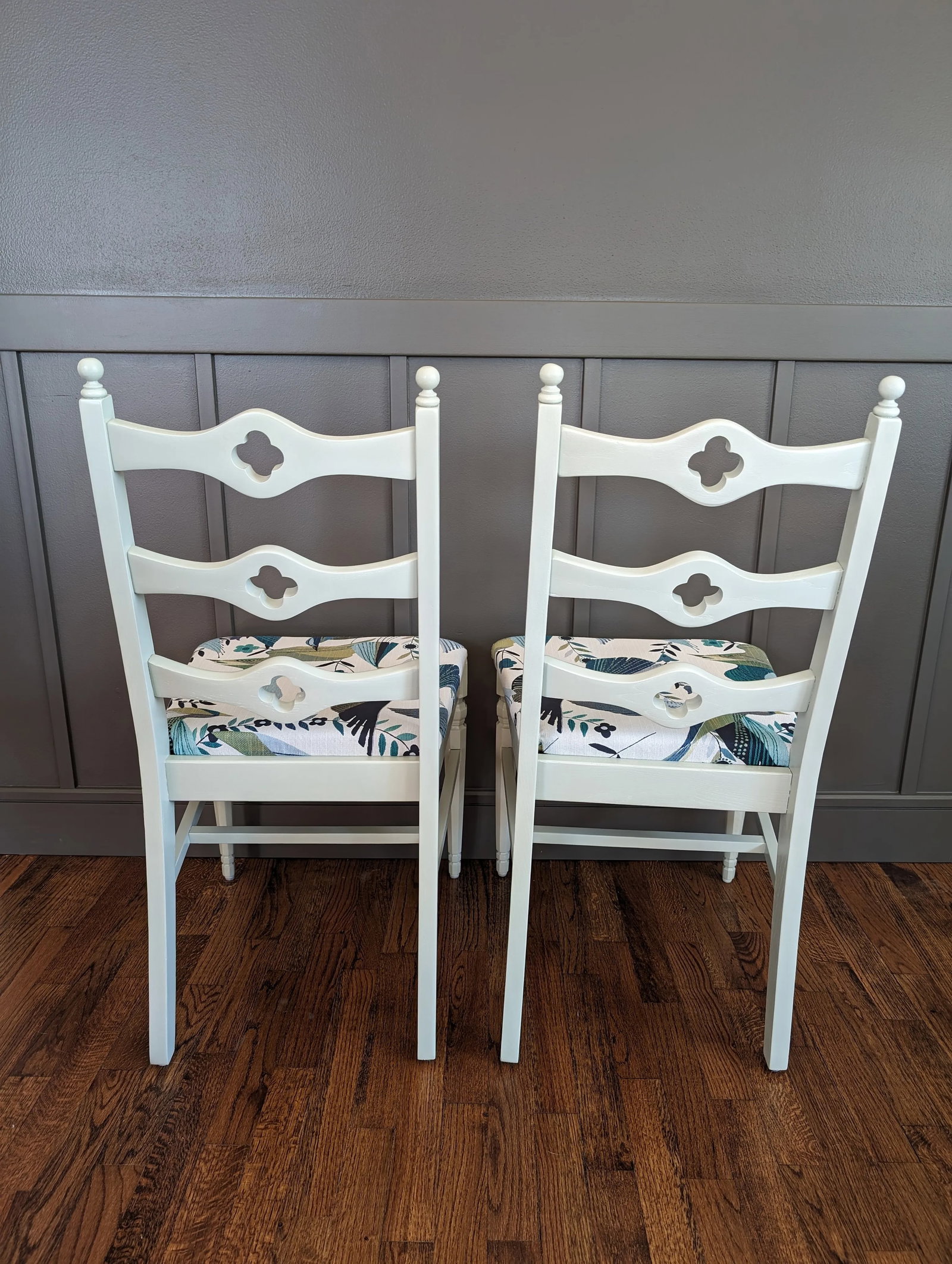 Mid 20th Century Pair of Ladderback Quatrefoil Chairs by Liberty Chair Company - 5
