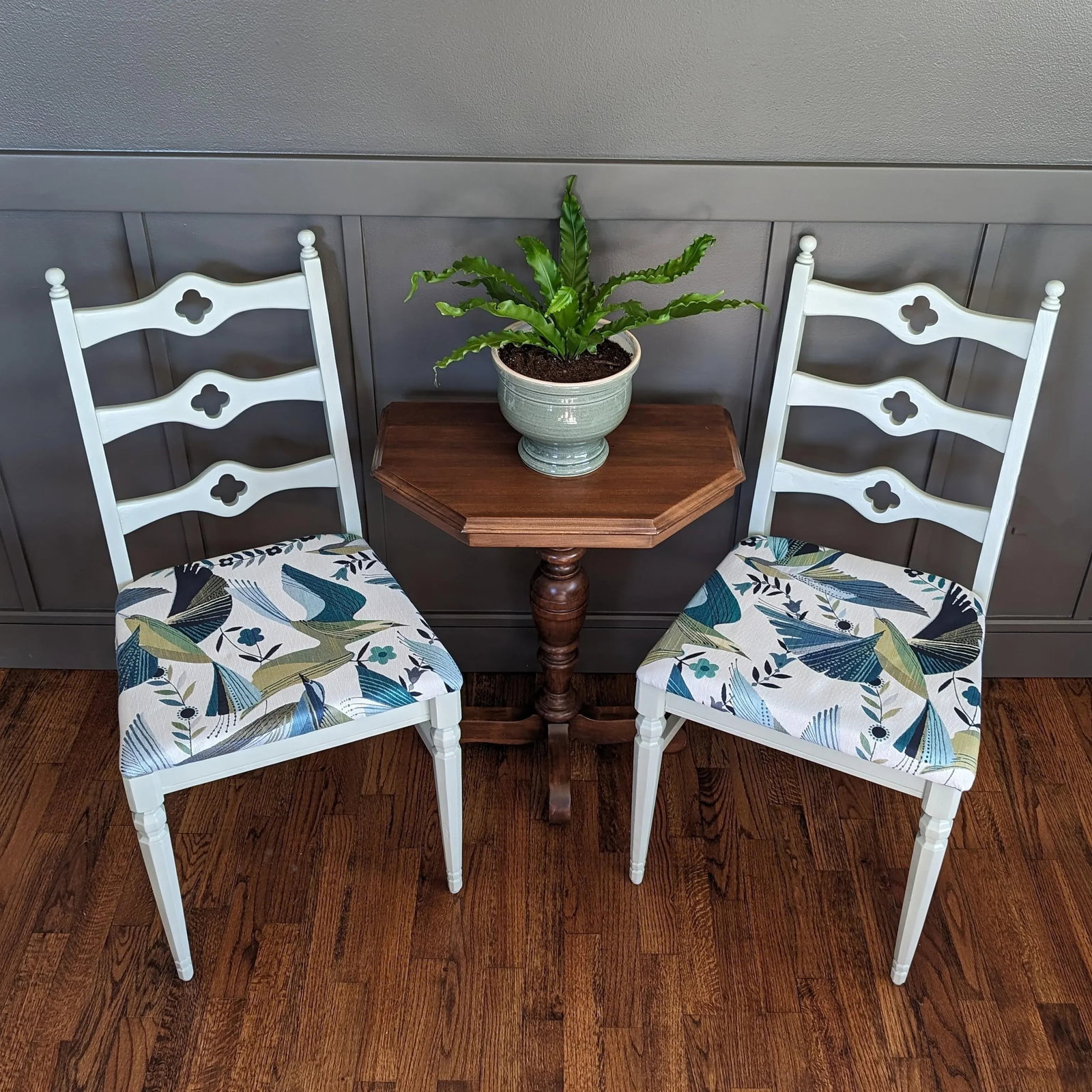 Mid 20th Century Pair of Ladderback Quatrefoil Chairs by Liberty Chair Company - 9