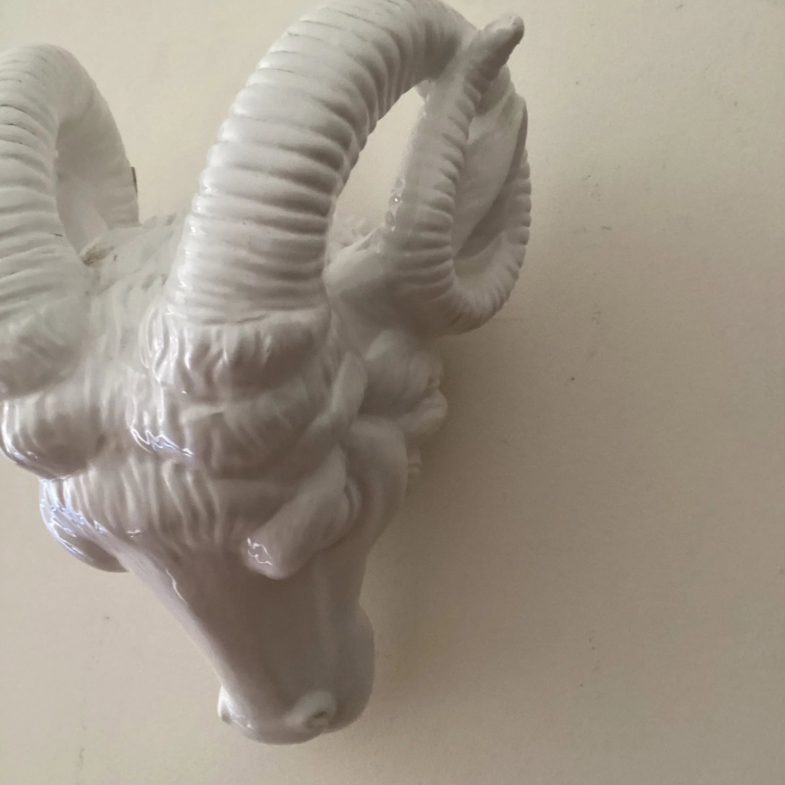 Vintage Neoclassical Italian White Glazed Porcelain Ram's Head Wall Hanging Sculpture, Circa 1980s - 8
