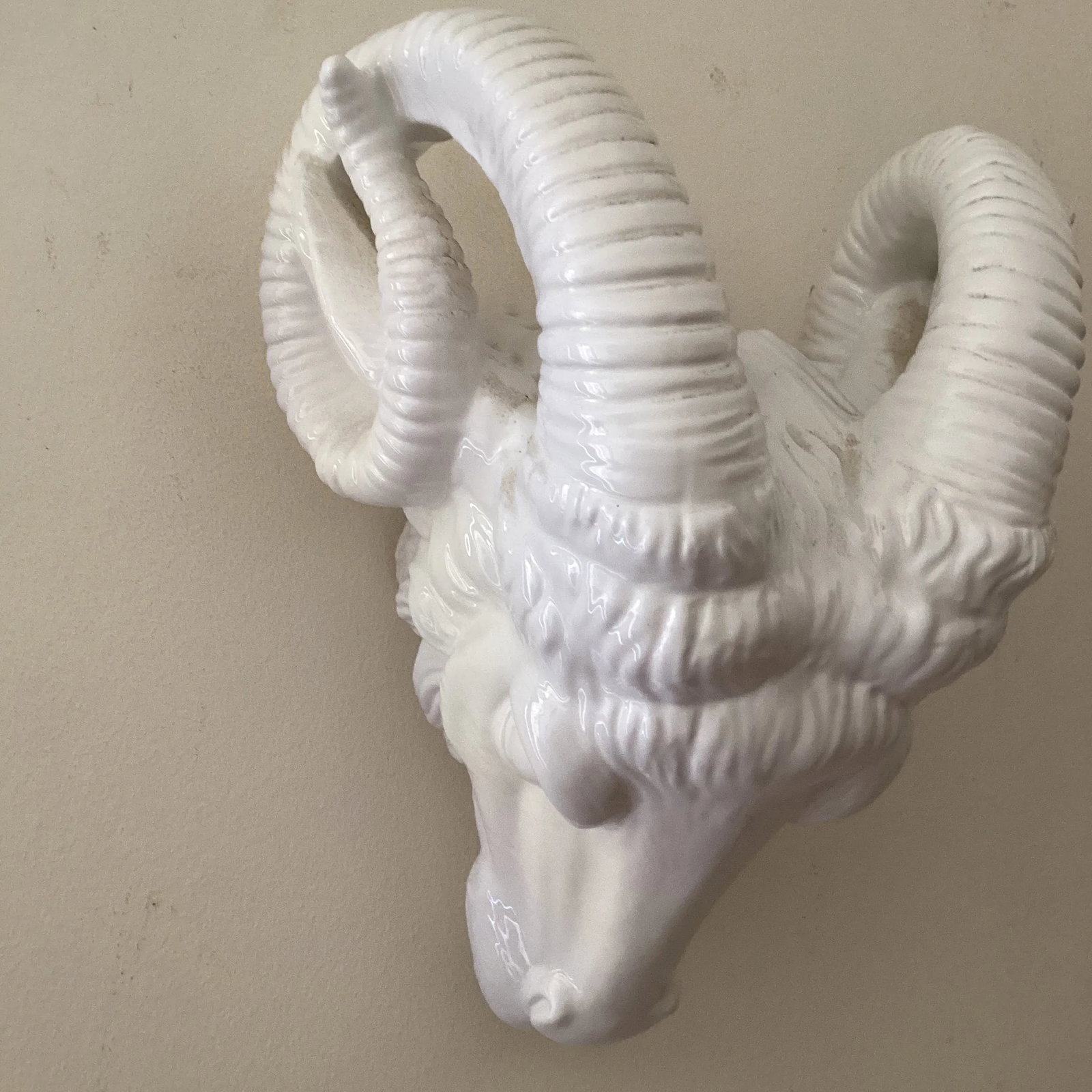 Vintage Neoclassical Italian White Glazed Porcelain Ram's Head Wall Hanging Sculpture, Circa 1980s - 9