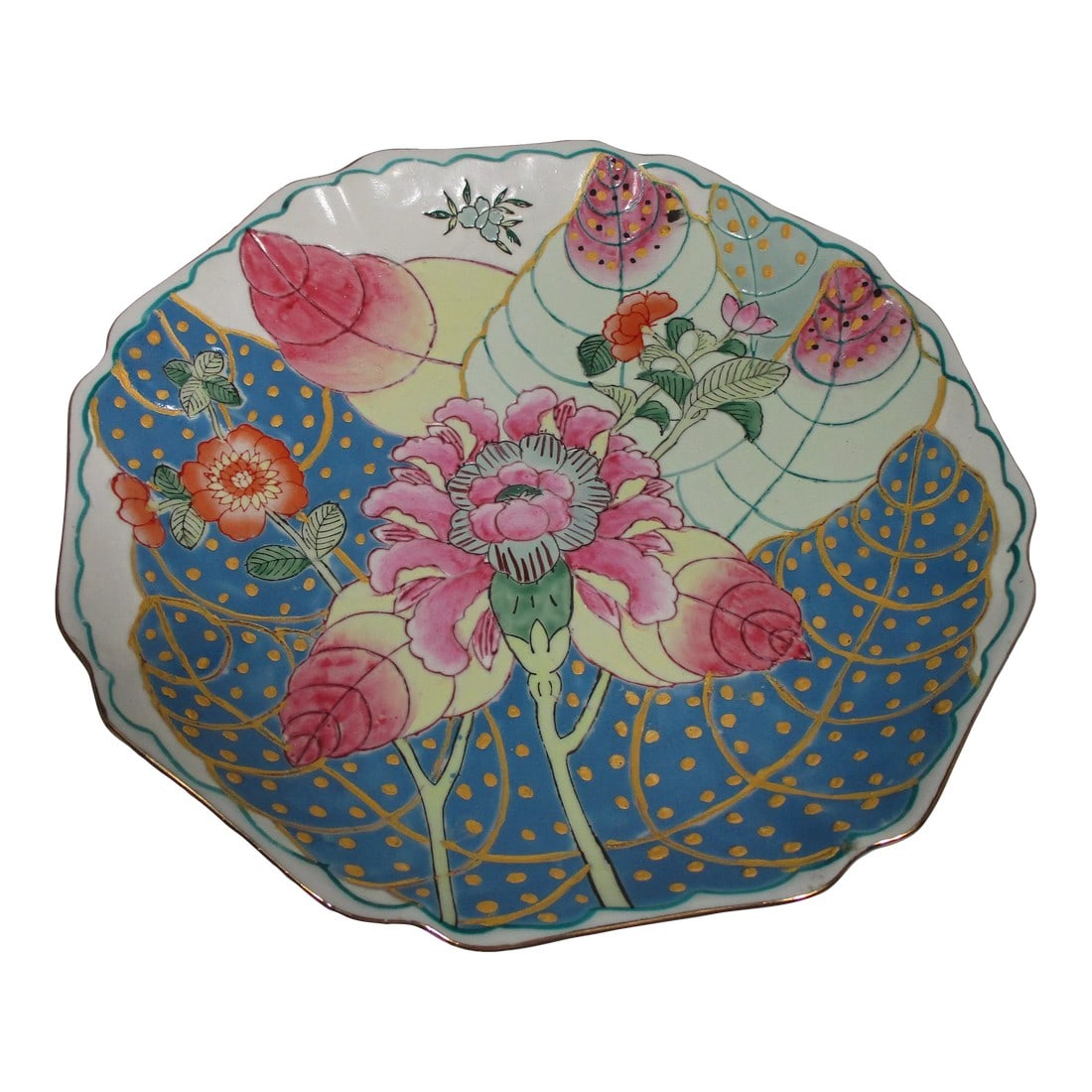 Vintage 1970s Andrea by Sadek Asian Tobacco Leaf Plate: A decorative porcelain Asian plate. It is hand painted decorated with the Tobacco Leaf pattern, in colors of rose, blue and yellow. Use it as a room accent on a coffee, end table or display it on a