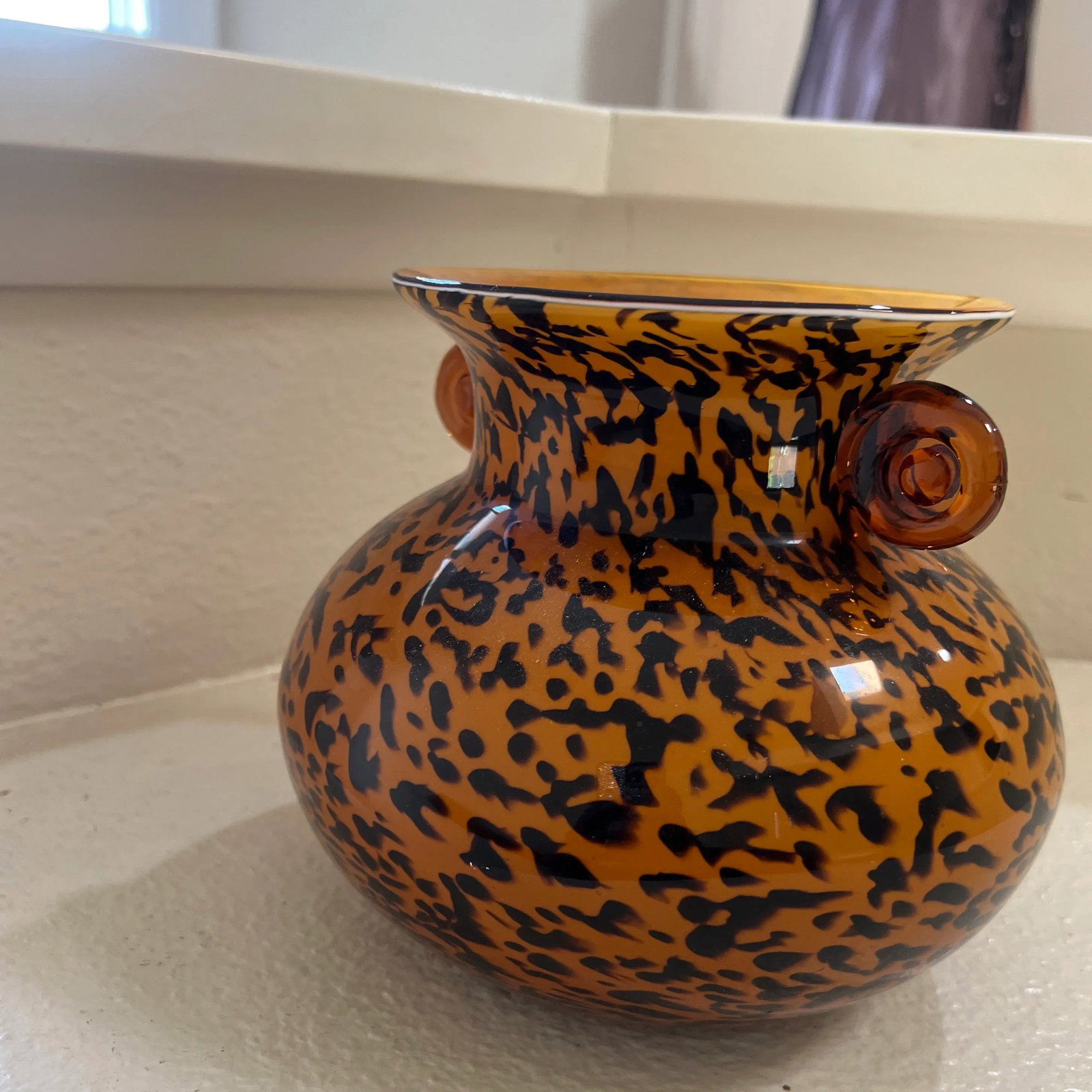 1980s Vintage Hand Blown Glass Vase With Curled Handles in Spotted Amber Leopard Print - 10