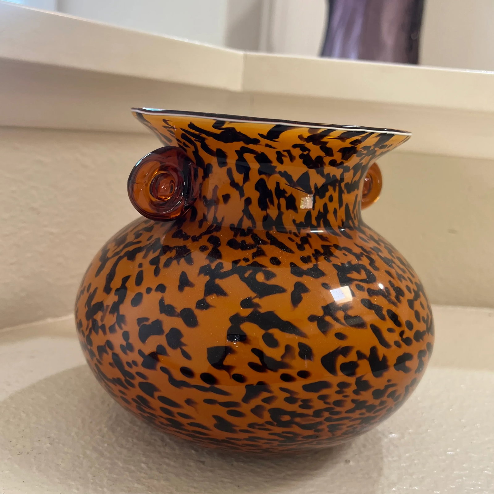 1980s Vintage Hand Blown Glass Vase With Curled Handles in Spotted Amber Leopard Print - 2