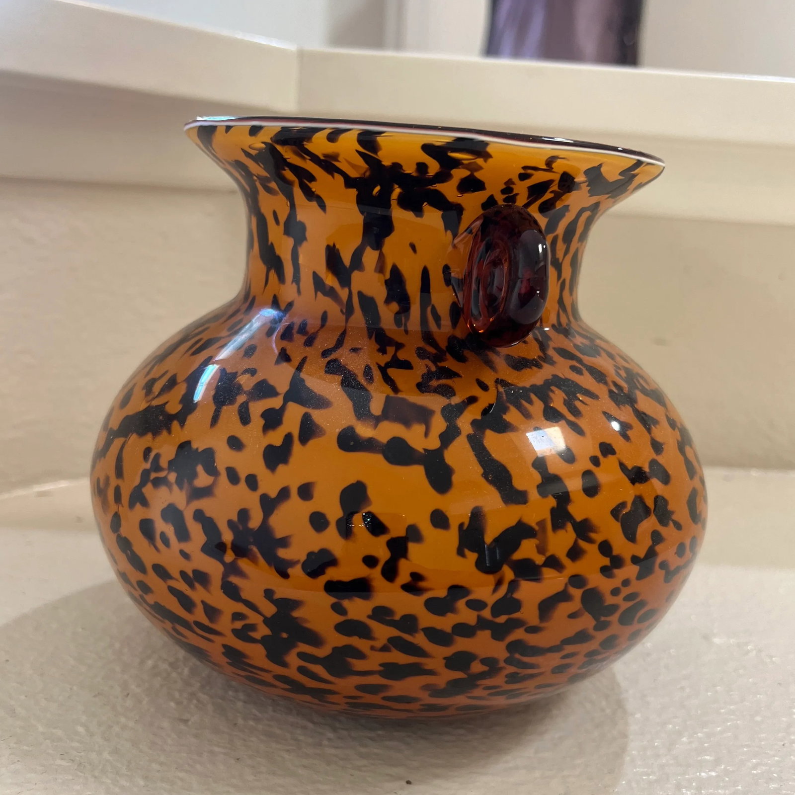 1980s Vintage Hand Blown Glass Vase With Curled Handles in Spotted Amber Leopard Print - 3