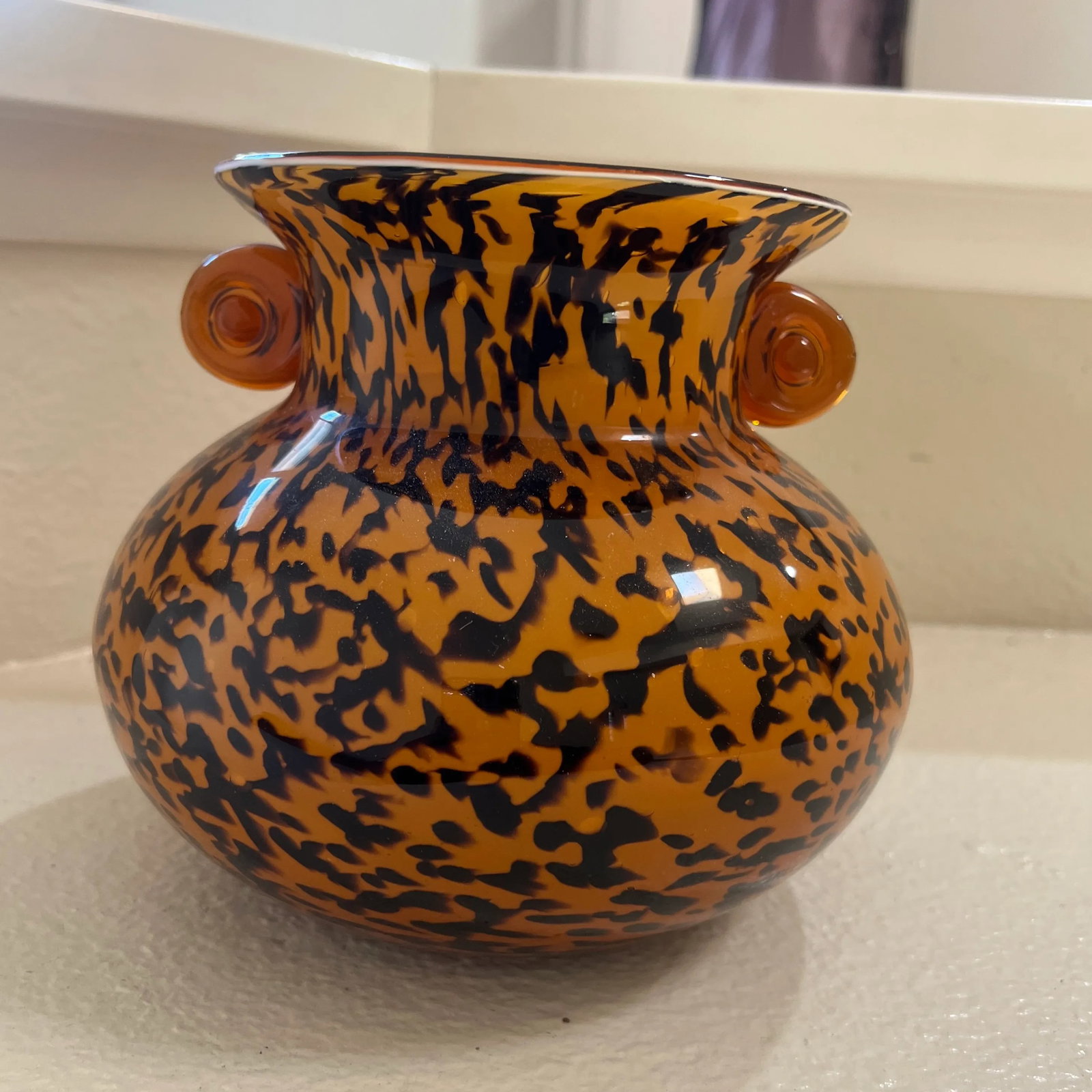 1980s Vintage Hand Blown Glass Vase With Curled Handles in Spotted Amber Leopard Print - 4