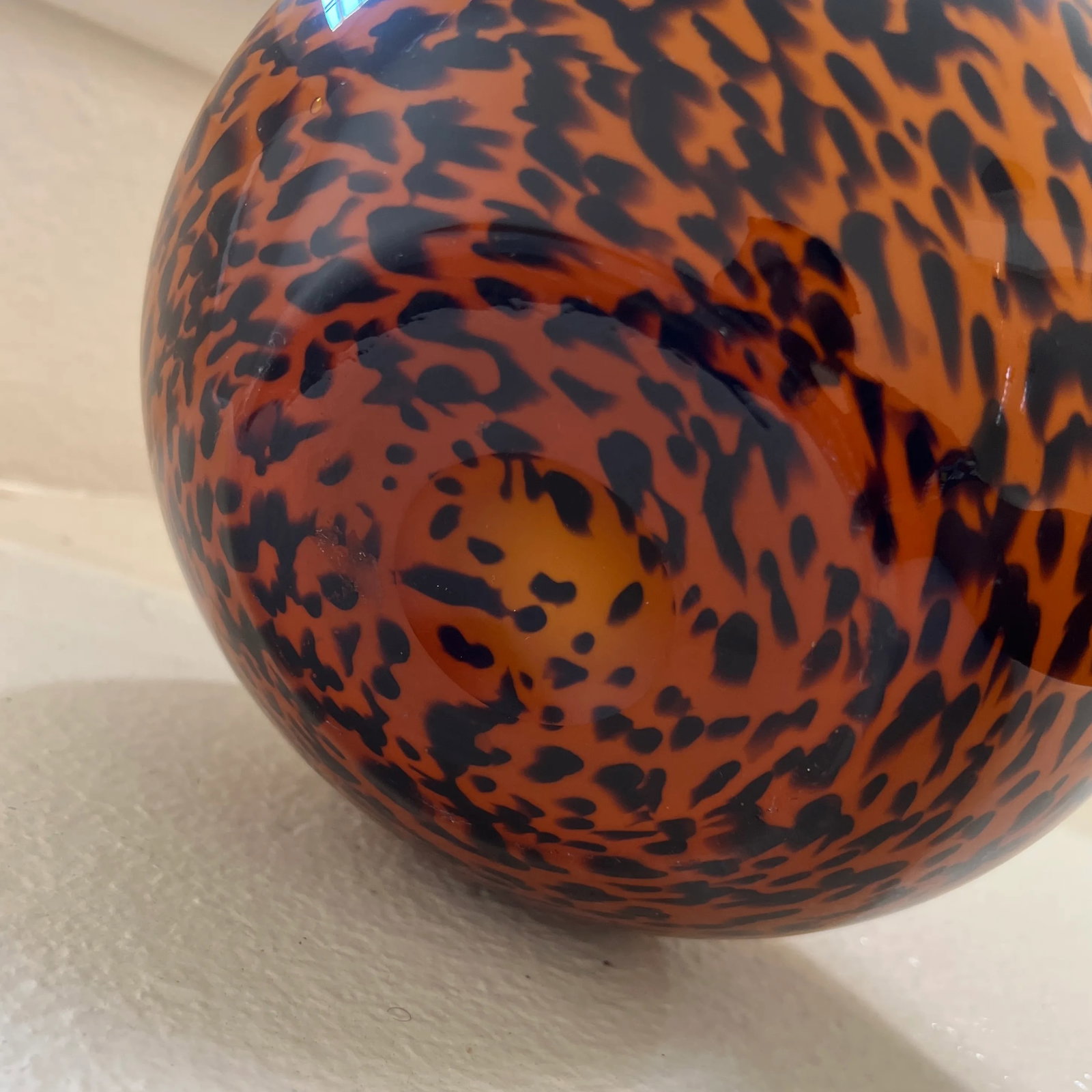 1980s Vintage Hand Blown Glass Vase With Curled Handles in Spotted Amber Leopard Print - 5