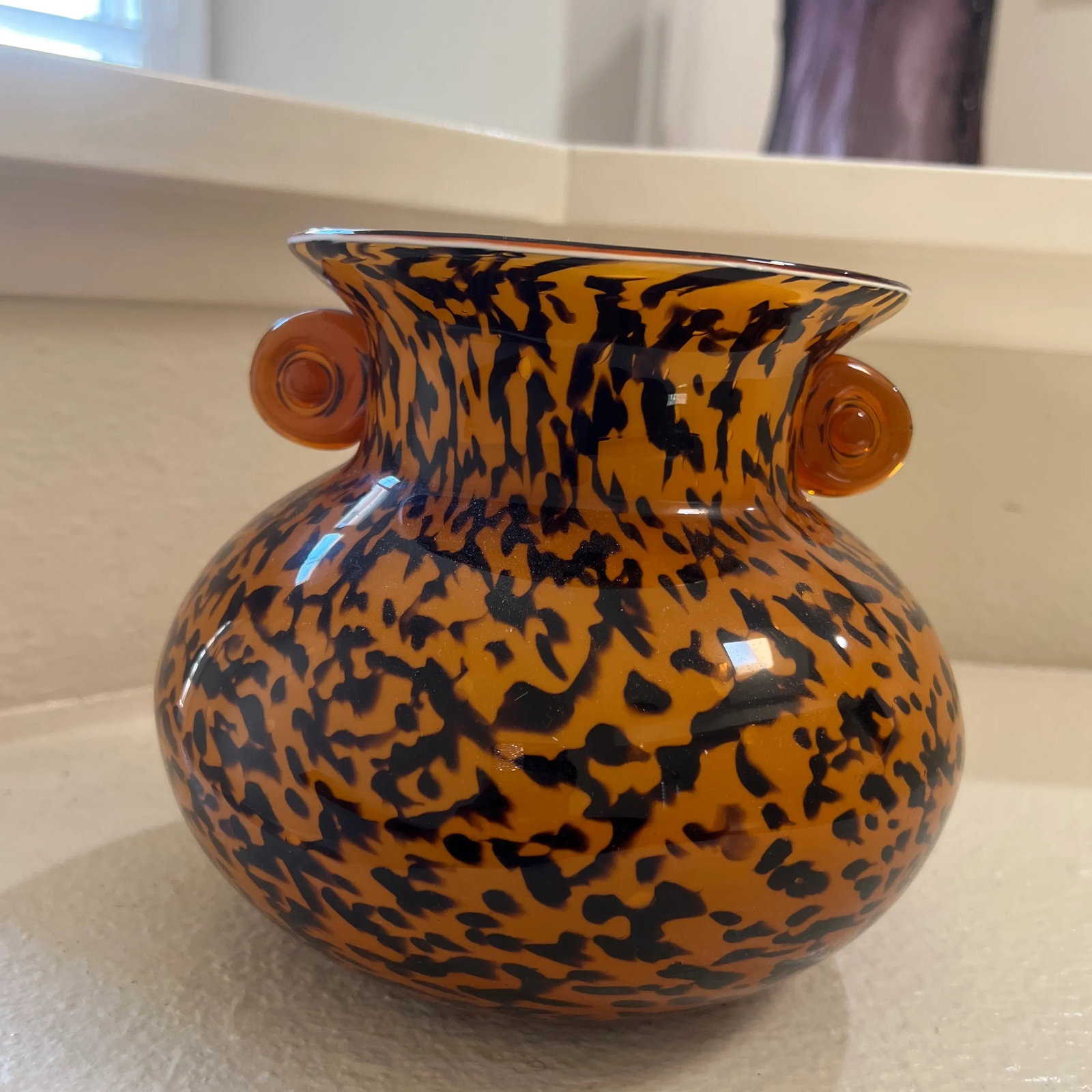 1980s Vintage Hand Blown Glass Vase With Curled Handles in Spotted Amber Leopard Print - 6