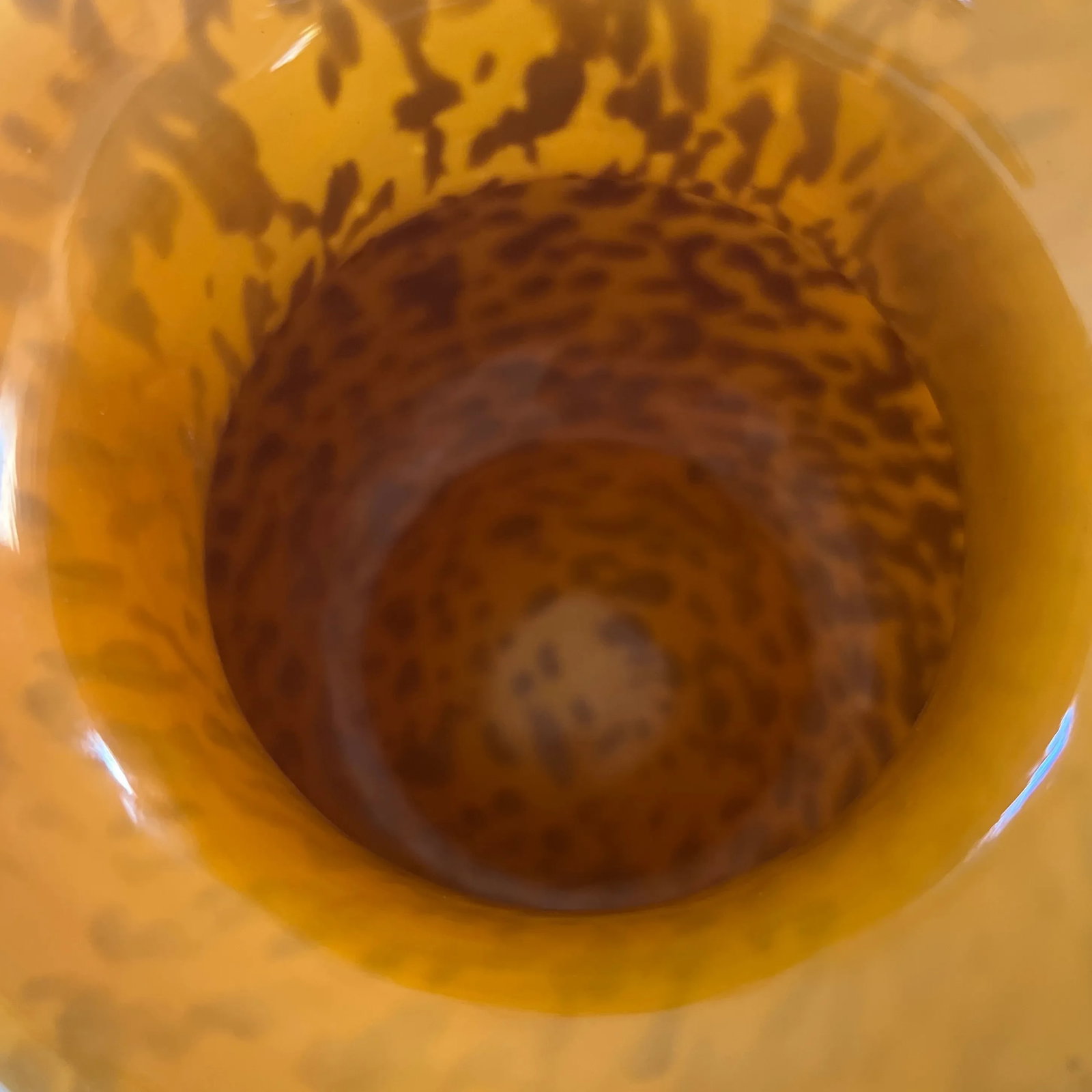 1980s Vintage Hand Blown Glass Vase With Curled Handles in Spotted Amber Leopard Print - 8