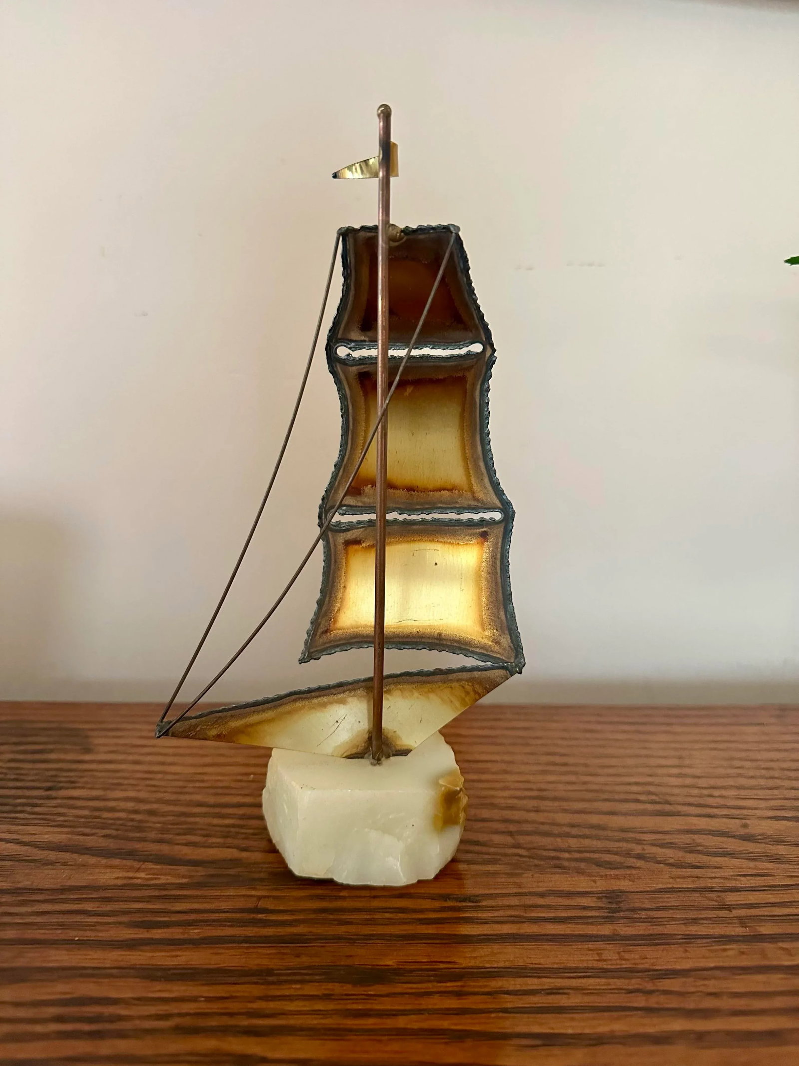 Vintage Agate and Onyx Sailboat Sculpture – Mid-Century Nautical Decor - 2