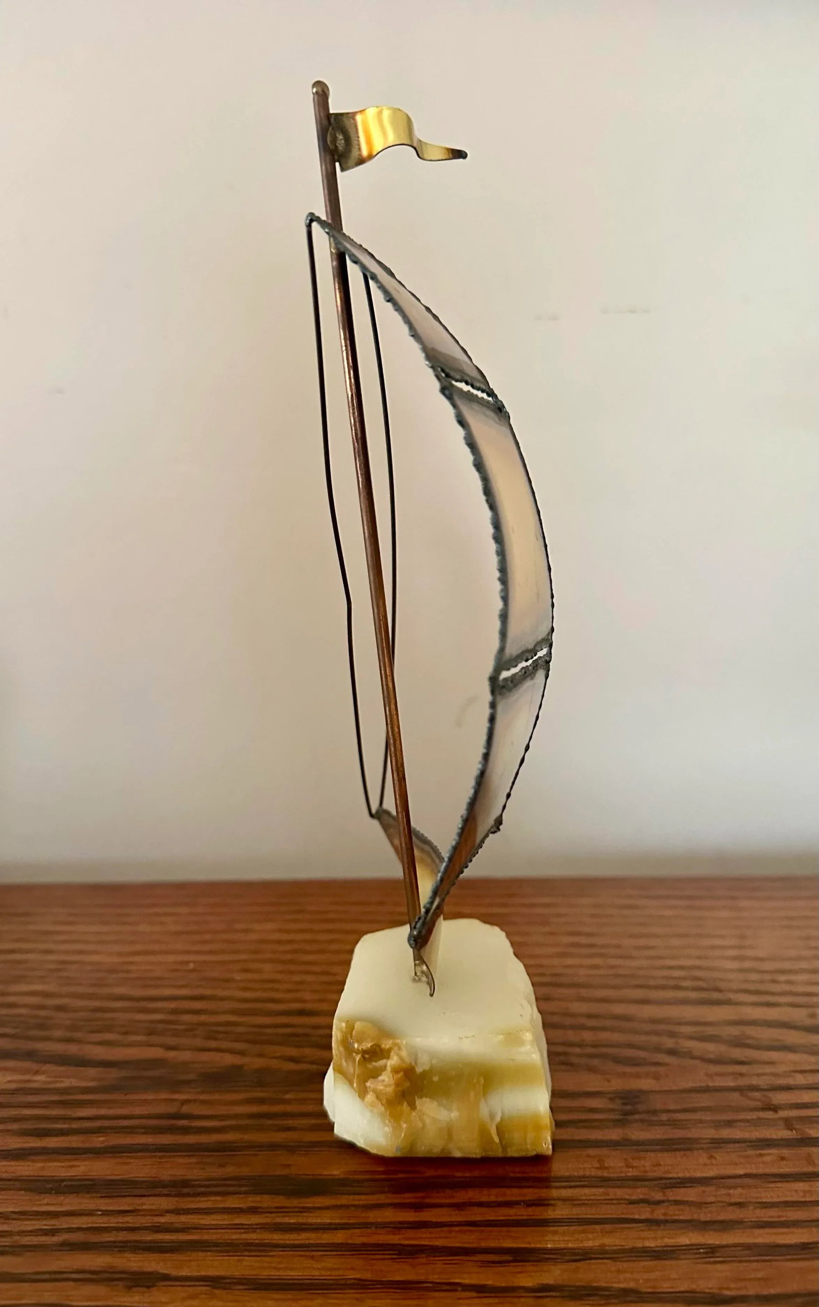 Vintage Agate and Onyx Sailboat Sculpture – Mid-Century Nautical Decor - 3