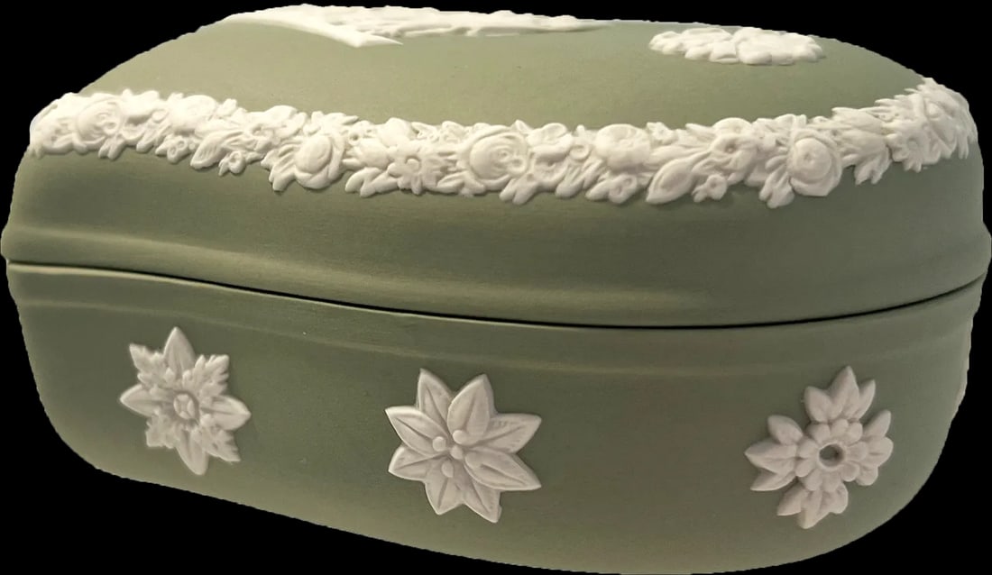Wedgwood Vintage 1967 Jasperware Sage Green and Cream White Heart Shaped Trinket Box - 4