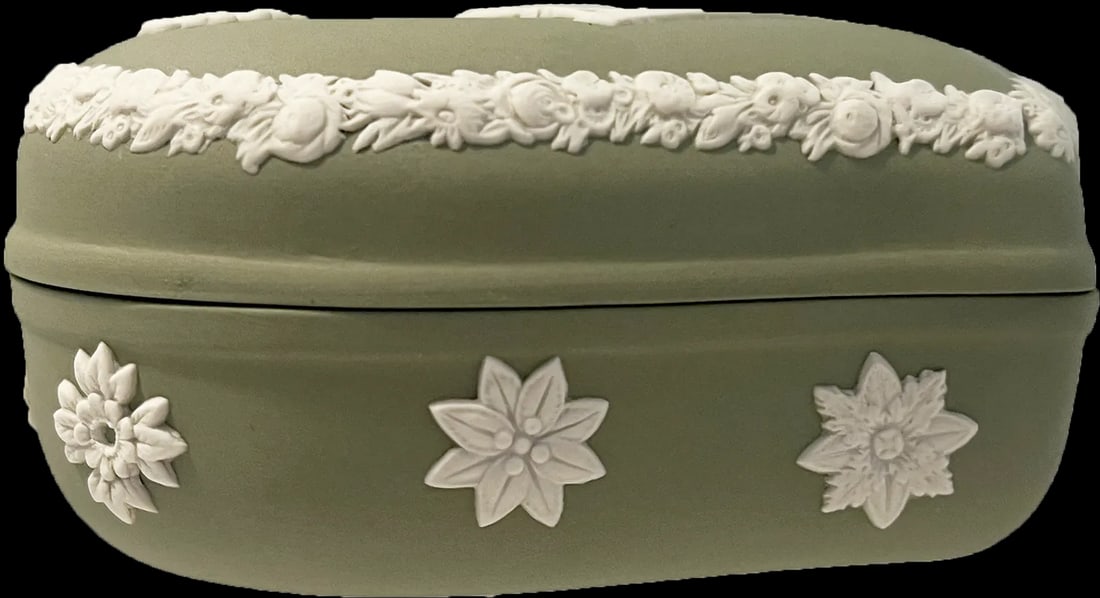 Wedgwood Vintage 1967 Jasperware Sage Green and Cream White Heart Shaped Trinket Box - 6